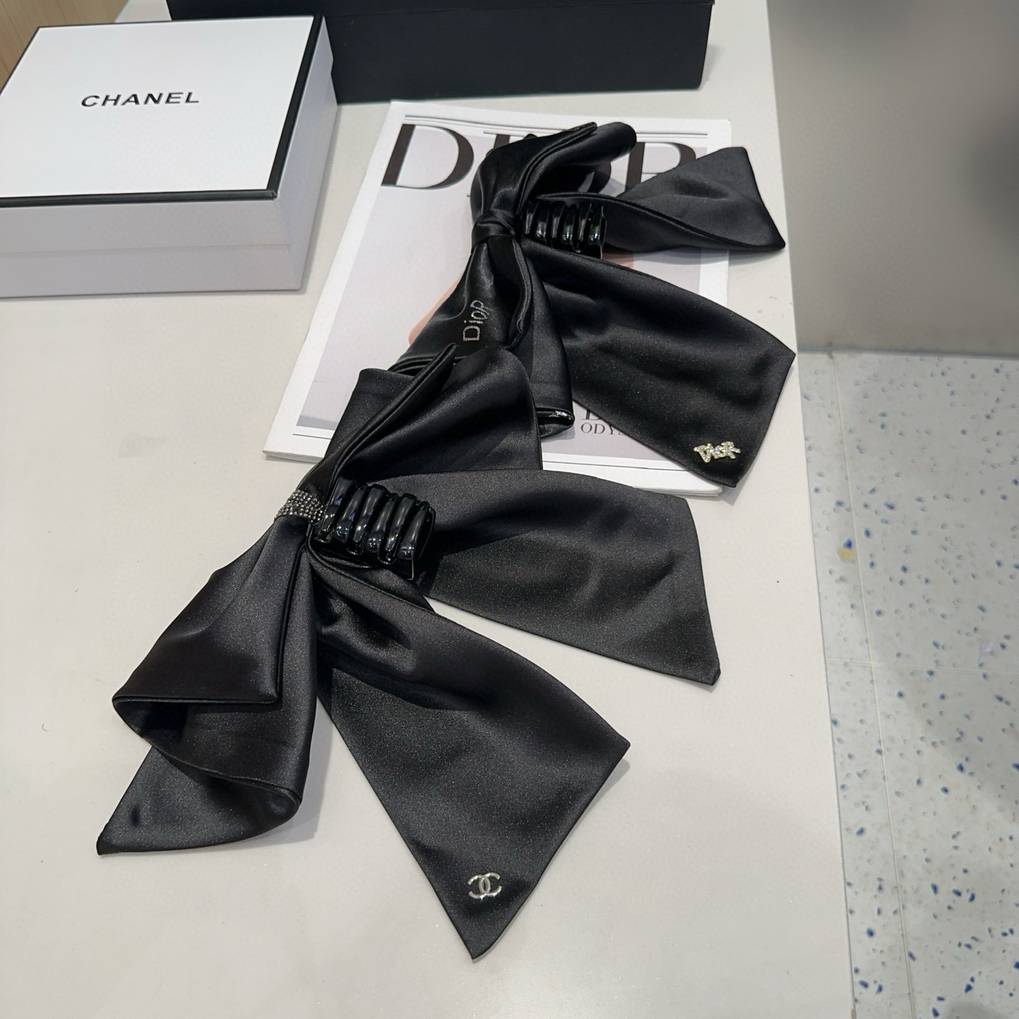 NO:555164,P Comes with packaging box Dior's new CD ponytail clip, simple, practical and fashionable.  Very nice!  A must-have for little fairies...hairpins, hair clips, dior, dior, hairpins19860909P 配包装盒 Dior（迪奥）新款CD马尾夹,简单实用 时尚潮流．非常好看！小仙女必备…发夹,发夹,dior,dior,hairpins,accessory