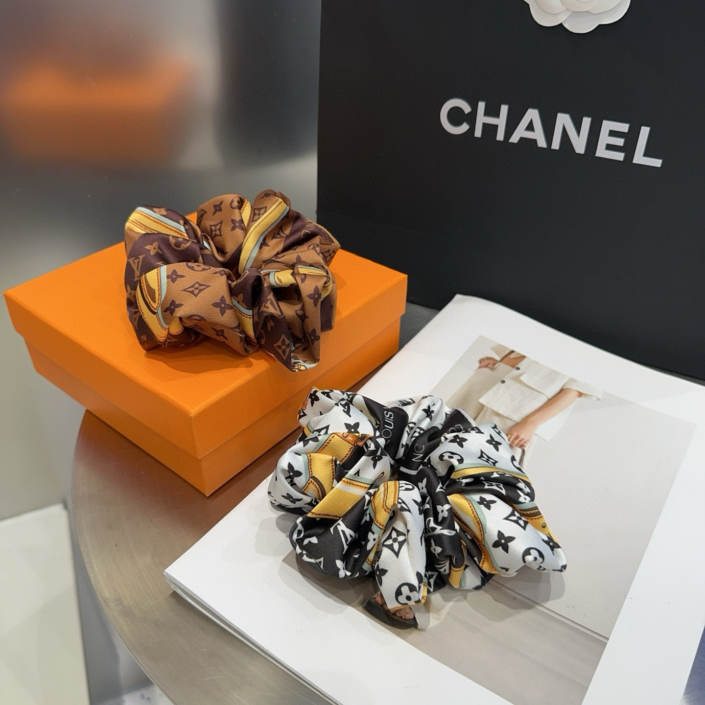 NO:555123,P Comes with a packaging box. Louis Vuitton's new hair tie, classic LV logo, simple and elegant, especially eye-catching!  Super popular small items hairpins, hairpins, louis vuitton, louis vuitton, louis vuitton, louis vuitton, louis vuitton, hairpins19860909P 配包装盒 Louis Vuitton (路易威登)驴家新品发圈,经典LV标志,简单大气,特别吸睛！超火爆小单品发夹,发夹,louis vuitton,louis vuitton,louis vuitton,louis vuitton,louis vuitton,hairpins,accessory