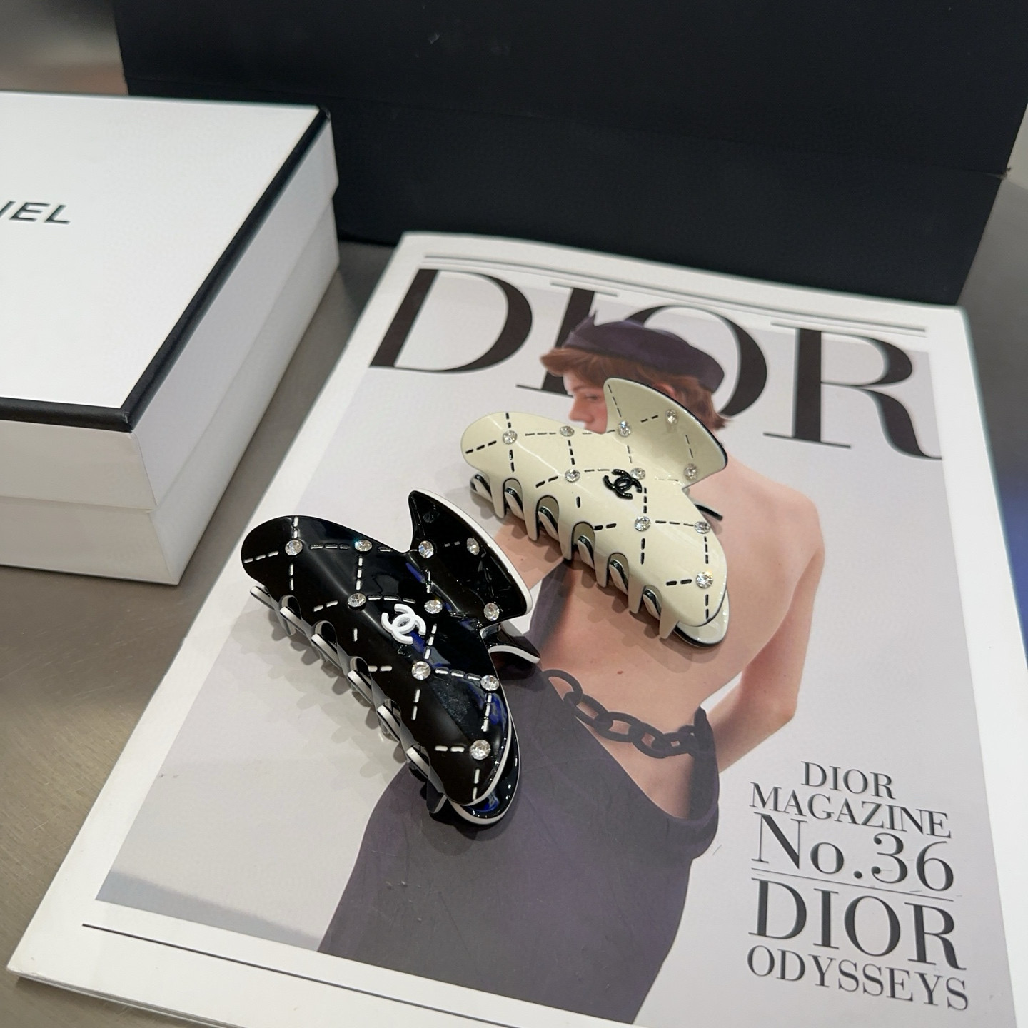 NO:555170,P Comes with a packaging box. Chanel’s latest small fragrance grabber, super pretty!  Full of celebrity style, a must-have for little fairies...hairpins, hairpins, chanel, chanel, hairpins19860909P 配包装盒 Chanel (香奈儿)最新款小香爆款抓夹,超级好看！名媛范儿十足,小仙女必备…发夹,发夹,chanel,chanel,hairpins,accessory