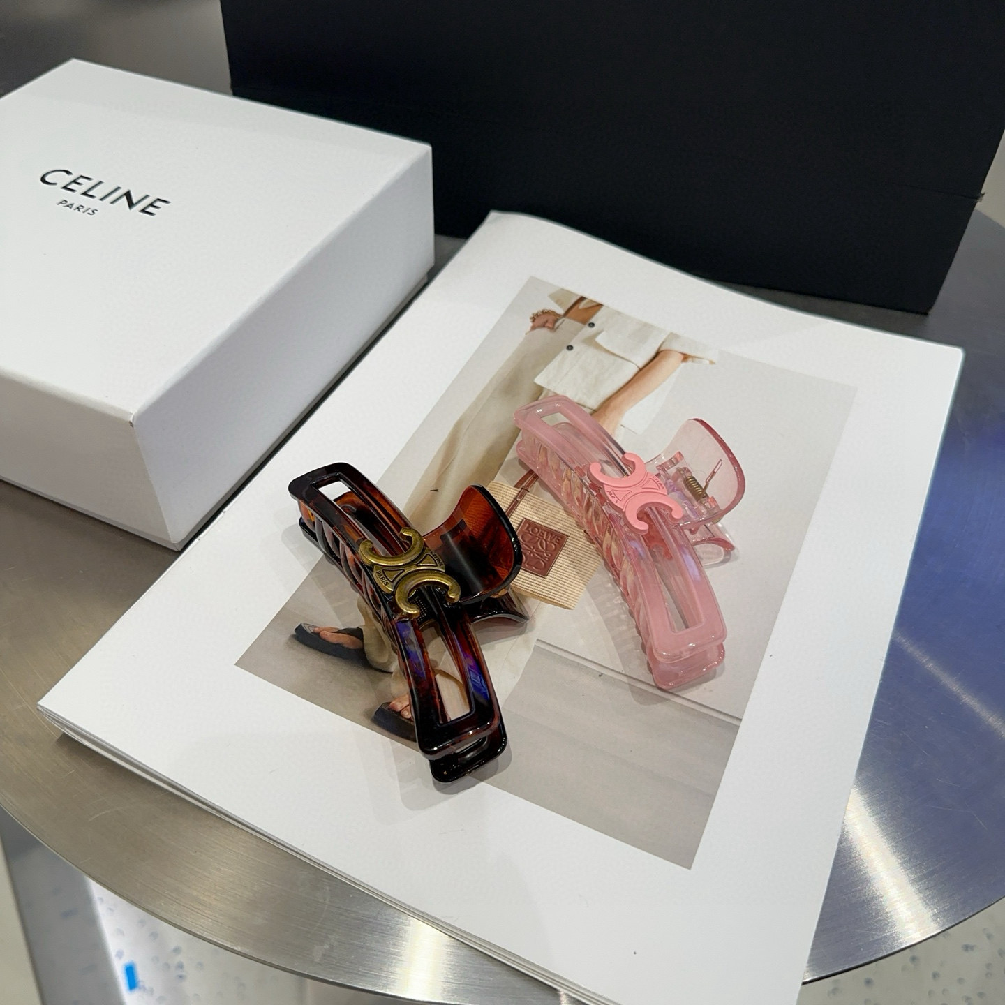 NO:555173,P Comes with packaging box CELINE Arc de Triomphe’s new candy-colored gripper, simple and elegant, fashionable and versatile!  Must-have hairpins for goddesses, hairpins, celine, celine, hairpins19860909P 配包装盒 CELINE（赛琳）凯旋门新款糖果色抓夹,简单大气,时尚百搭！女神必备单品发夹,发夹,celine,celine,hairpins,accessory