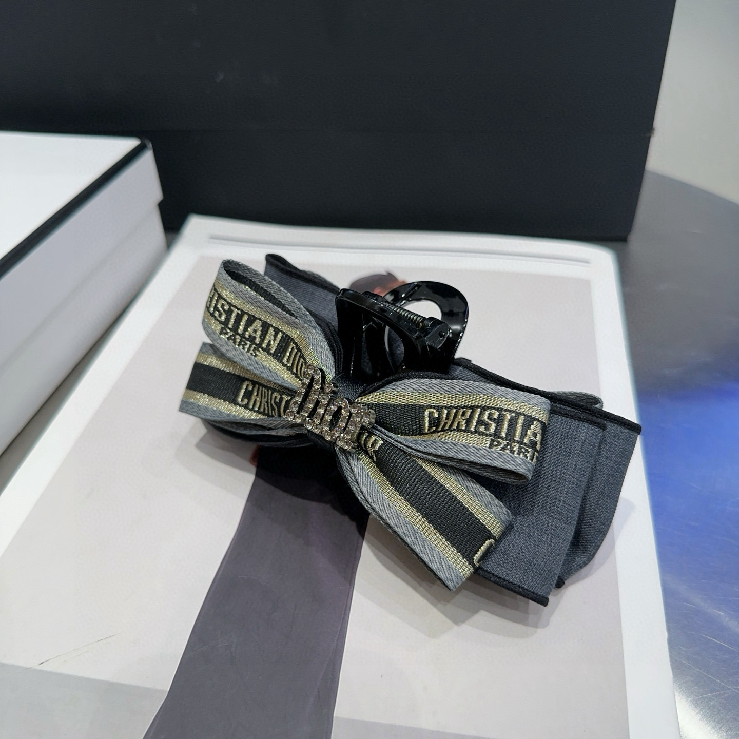 NO:555179,P Comes with packaging box Dior's new CD grabber, simple, practical and fashionable!  Super pretty!  A must-have for little fairies...hairpins, hair clips, dior, dior, hairpins19860909P 配包装盒 Dior（迪奥）新款CD抓夹,简单实用 时尚潮流！超级好看！小仙女必备…发夹,发夹,dior,dior,hairpins,accessory