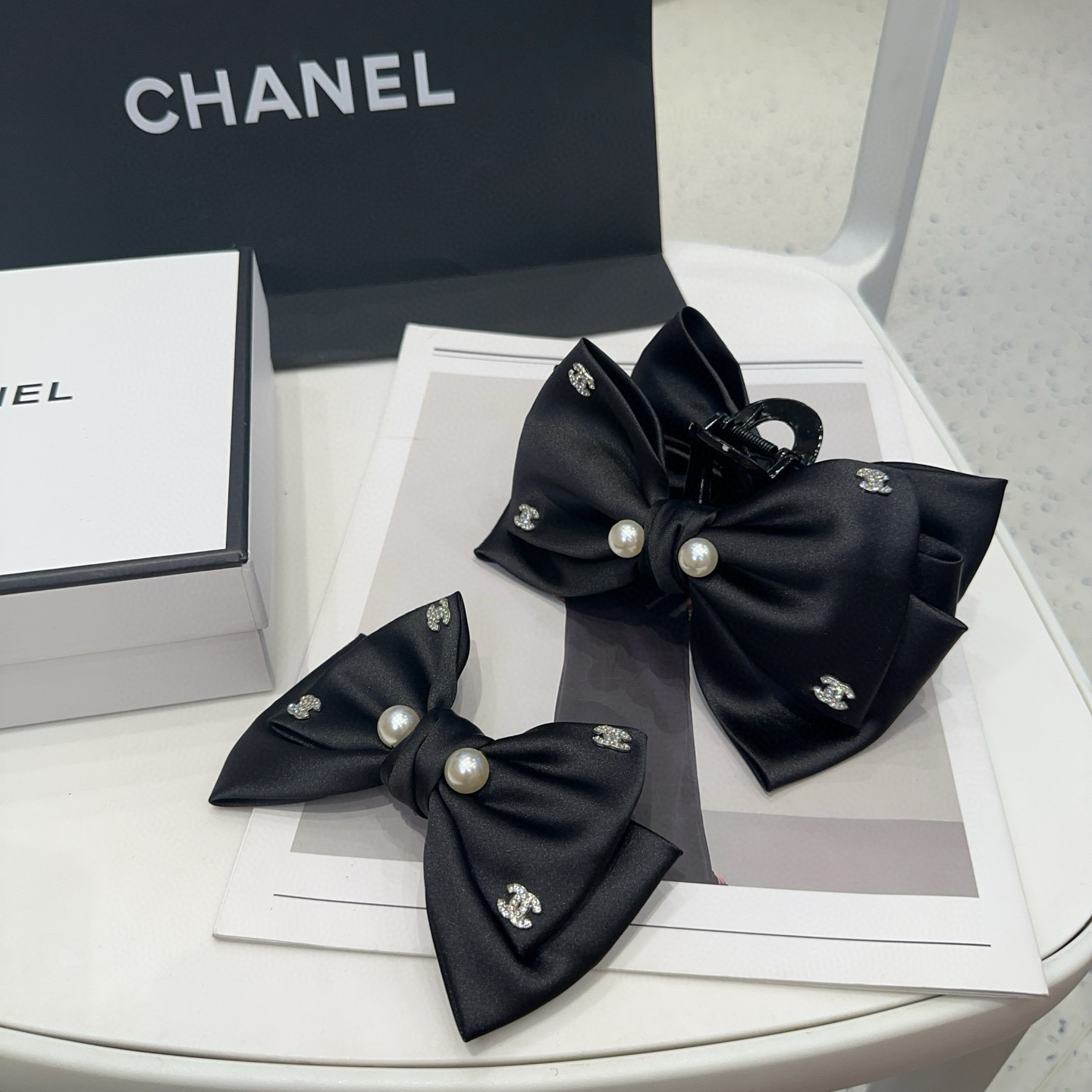 NO:555153,P Comes with a packaging box. Chanel's latest small and popular duckbill clip, full of celebrity style, a must-have for little fairies...hairpins, hairpins, chanel, chanel, hairpins19860909P 配包装盒 Chanel (香奈儿)最新款小香爆款鸭嘴夹,名媛范儿十足,小仙女必备…发夹,发夹,chanel,chanel,hairpins,accessory