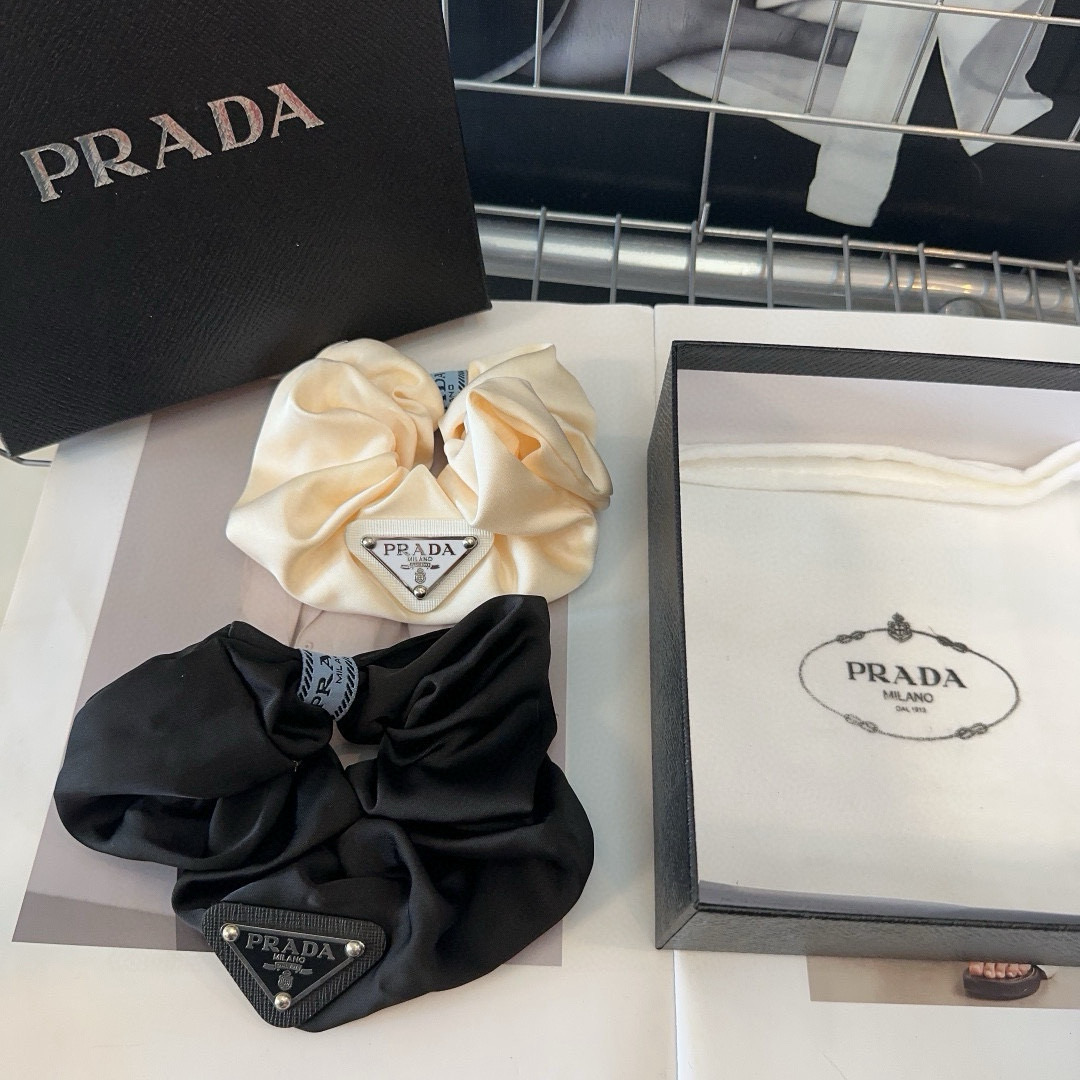 NO:555144,P Comes with packaging box PRADA (Prada) triangle hair band, classic and fashionable, very easy to match, temperament and tasteful hair clips, hair clips, prada, prada, hairpins19860909P 配包装盒 PRADA（普拉达）三角标发圈,经典时尚款,非常好搭配 气质有品位发夹,发夹,prada,prada,hairpins,accessory