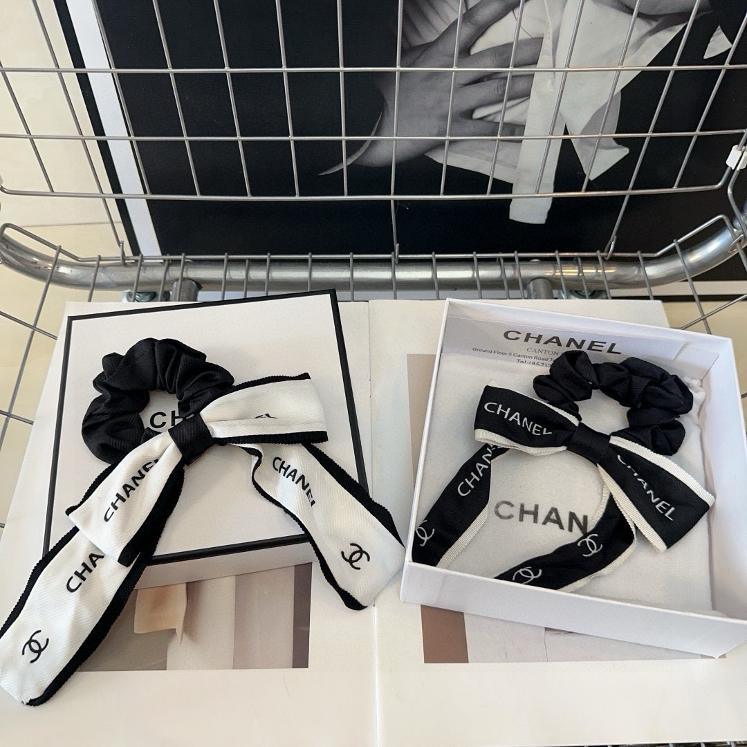 NO:555146,P Comes with a packaging box. Chanel's latest small scented hair tie is simple, practical and fashionable!  A must-have for little fairies...hairpins, hair clips, chanel, chanel, hairpins19860909P 配包装盒 Chanel (香奈儿)最新小香发圈 简单实用,时尚潮流！小仙女必备…发夹,发夹,chanel,chanel,hairpins,accessory