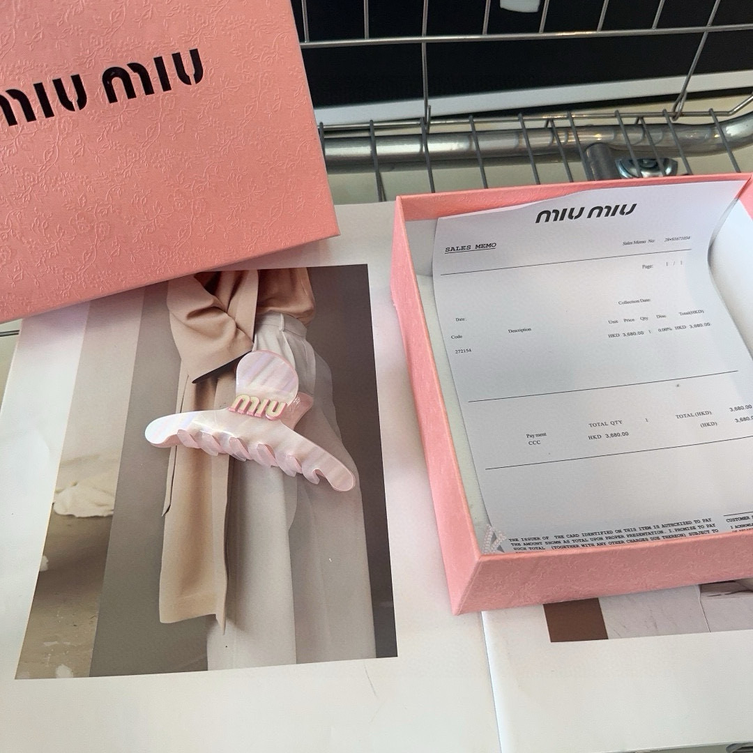 NO:555165,P Comes with a packaging box. Miumiu’s new letter gripper is simple, elegant, practical and versatile. It’s worth buying!  Must-have hairpins, hairpins, miumiu, hairpins19860909P 配包装盒 miumiu新款字母抓夹 简单优雅,实用百搭,值得入手！手人必备发夹,发夹,miumiu,hairpins,accessory