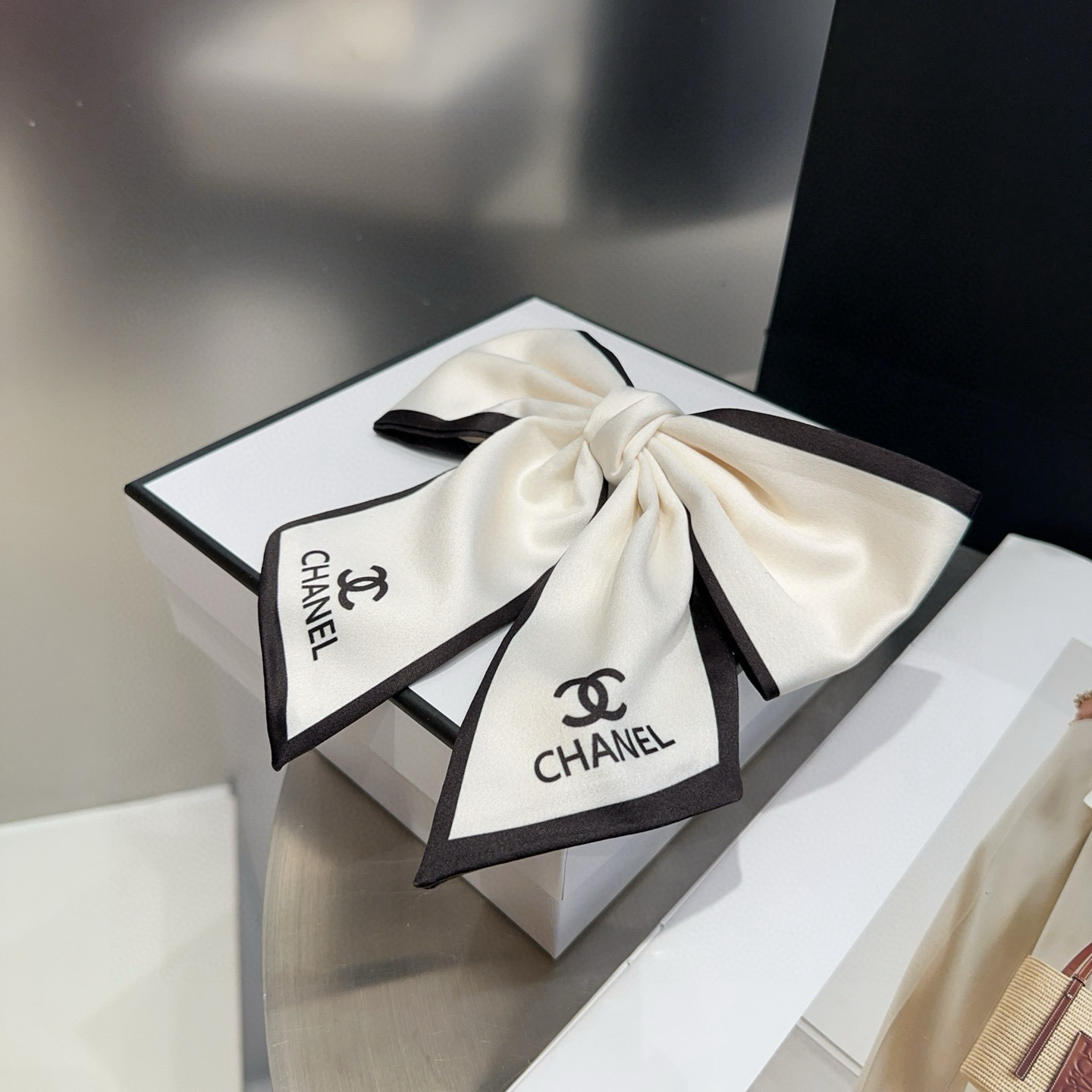 NO:555148,P Comes with a packaging box. Chanel's latest small and popular spring hairpin, super pretty!  Full of celebrity style, a must-have for little fairies...hairpins, hairpins, chanel, chanel, hairpins19860909P 配包装盒 Chanel (香奈儿)最新款小香爆款弹簧发夹,超级好看！名媛范儿十足,小仙女必备…发夹,发夹,chanel,chanel,hairpins,accessory