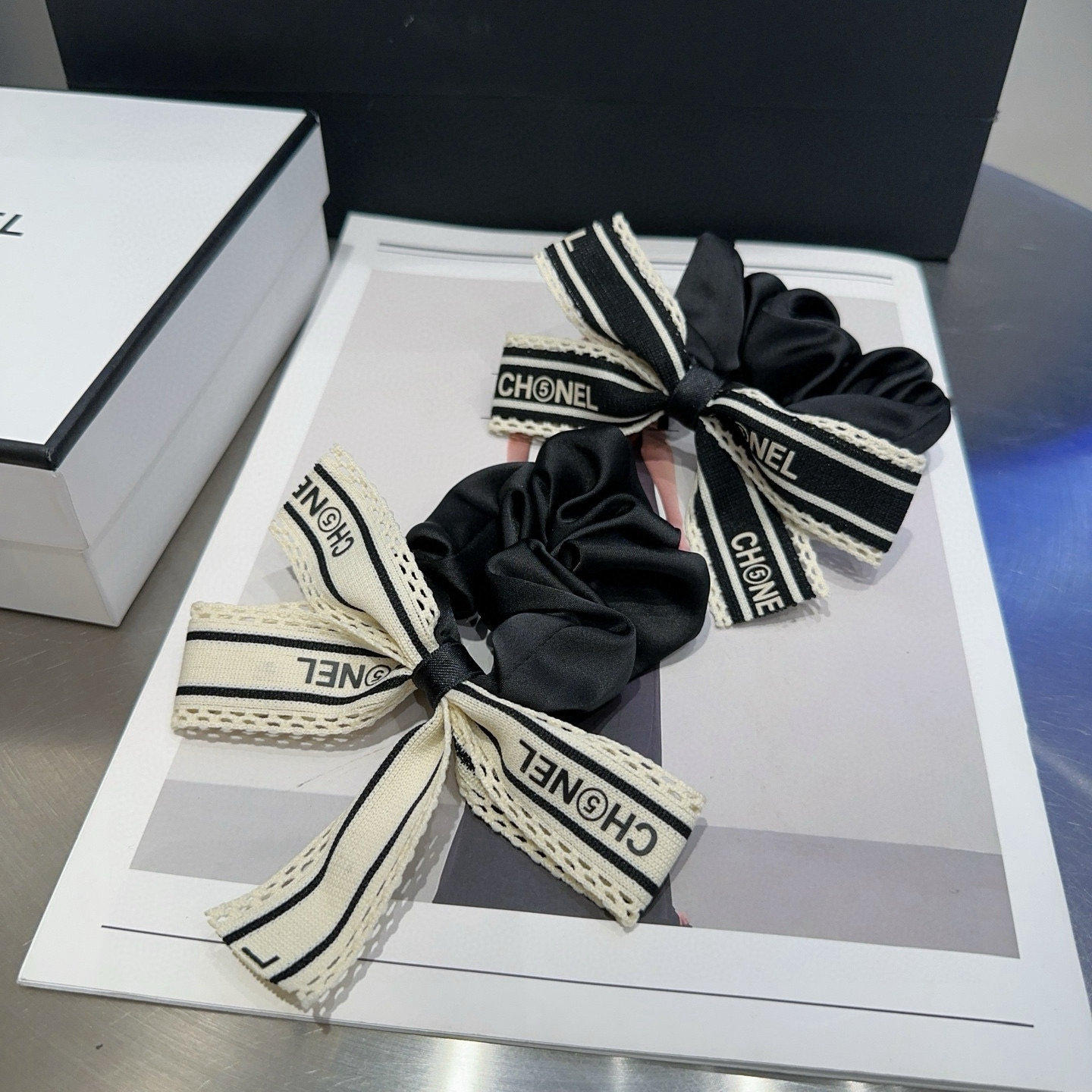 NO:555150,P Comes with a packaging box. Chanel's latest small scented hair tie is simple, practical and fashionable!  A must-have for little fairies...hairpins, hair clips, chanel, chanel, hairpins19860909P 配包装盒 Chanel (香奈儿)最新小香发圈 简单实用,时尚潮流！小仙女必备…发夹,发夹,chanel,chanel,hairpins,accessory