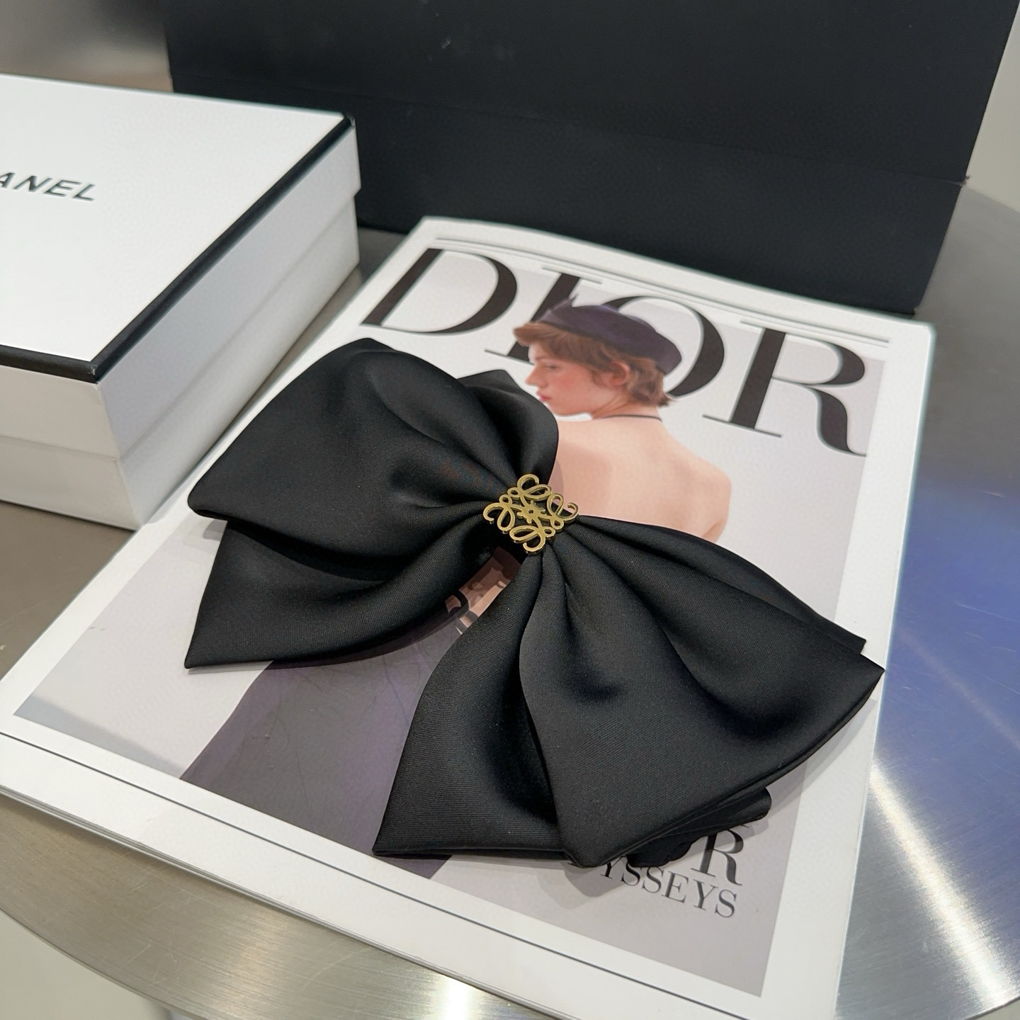 NO:555177,P with packaging box Loewe letter spring clip, fashionable, simple and elegant, a must-have item for everyone, hair clips, hair clips, loewe, loewe, hairpins19860909P 配包装盒 Loewe(罗意威)字母弹簧夹,时尚潮品,简单大方,人手必备单品发夹,发夹,loewe,loewe,hairpins,accessory