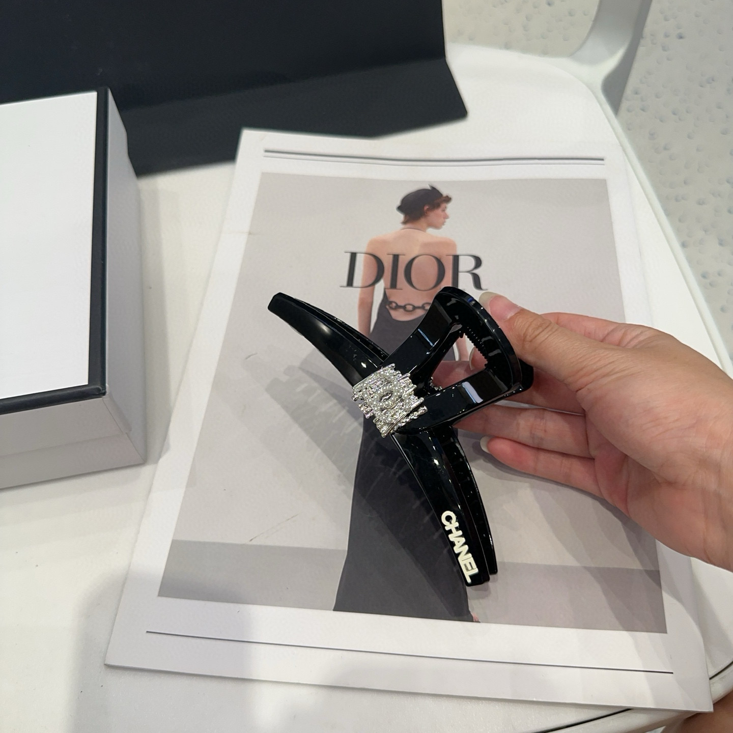 NO:555180,P Comes with a packaging box. Chanel’s latest small fragrance grabber, super pretty!  Full of celebrity style, a must-have for little fairies...hairpins, hairpins, chanel, chanel, hairpins19860909P 配包装盒 Chanel (香奈儿)最新款小香爆款抓夹,超级好看！名媛范儿十足,小仙女必备…发夹,发夹,chanel,chanel,hairpins,accessory