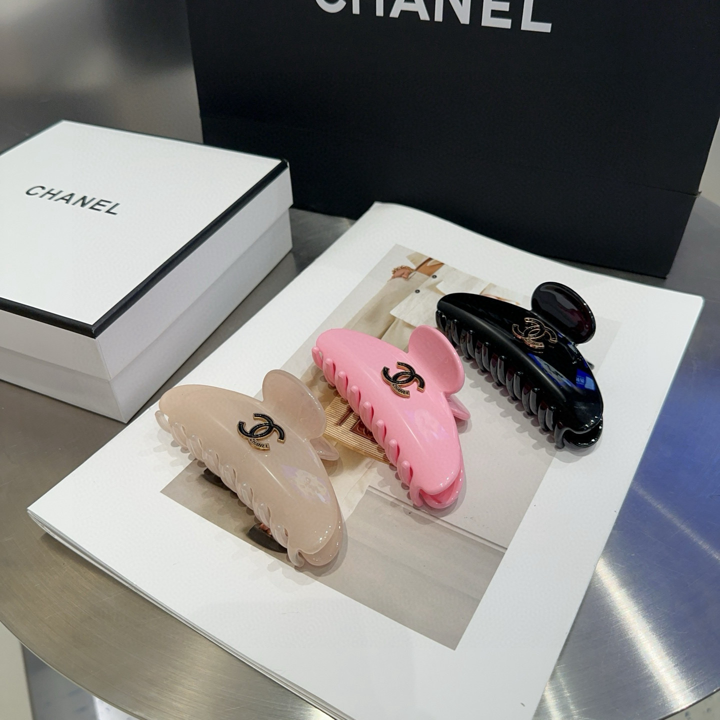 NO:555154,P comes with a packaging box. Chanel's latest popular small fragrance clip, full of celebrity style, a must-have for little fairies...hairpins, hairpins, chanel, chanel, hairpins19860909P 配包装盒 Chanel (香奈儿)最新款小香爆款抓夹,名媛范儿十足,小仙女必备…发夹,发夹,chanel,chanel,hairpins,accessory
