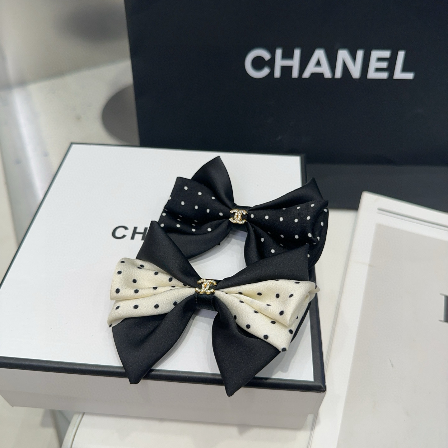 NO:555163,P Comes with packaging box (single) Chanel's latest small and popular duckbill clip for bangs, super pretty!  Full of celebrity style, a must-have for little fairies...hairpins, hairpins, chanel, chanel, hairpins19860909P 配包装盒（单个） Chanel (香奈儿)最新款小香爆款鸭嘴夹刘海夹,超级好看！名媛范儿十足,小仙女必备…发夹,发夹,chanel,chanel,hairpins,accessory