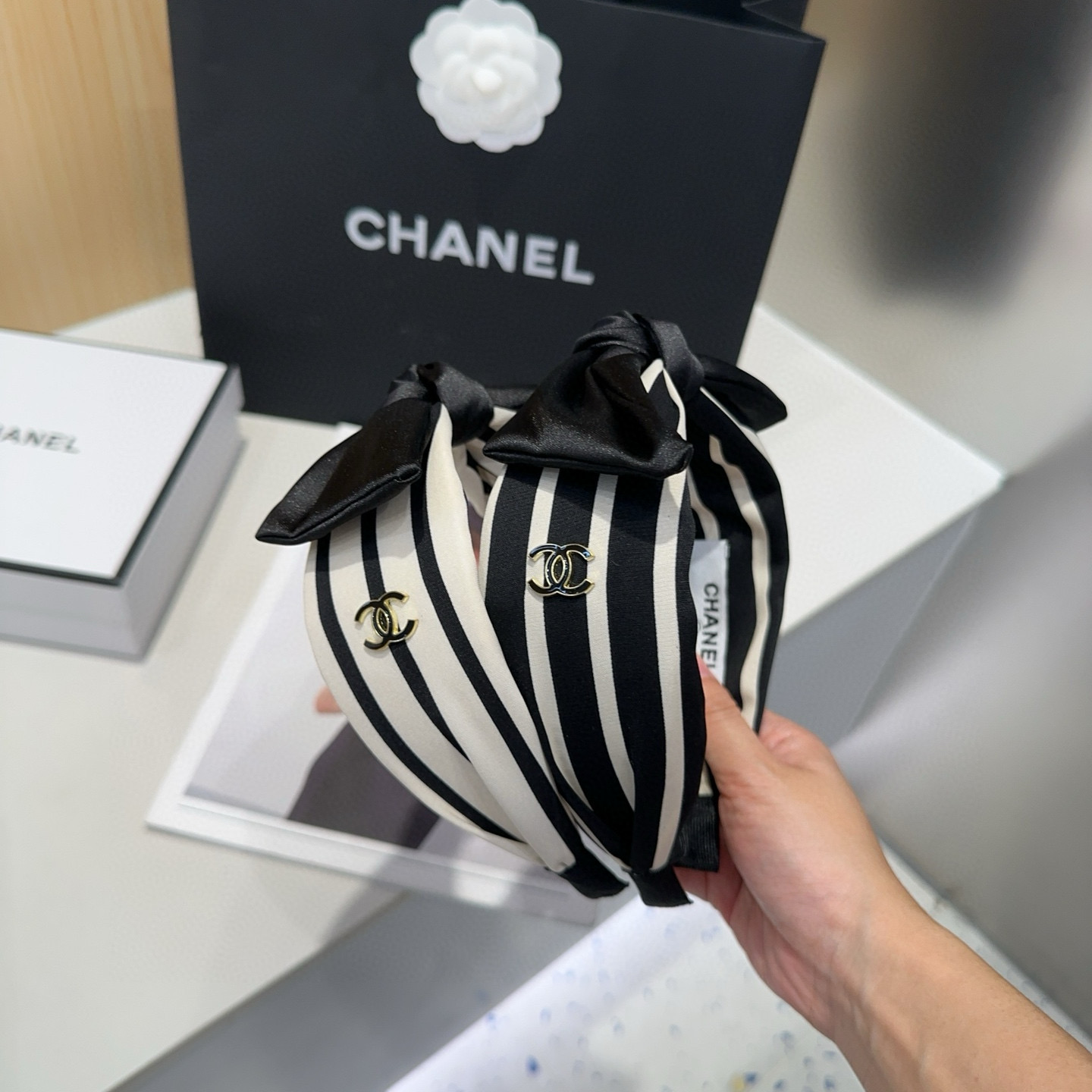 NO:555145,P Comes with a packaging box. Chanel’s latest small scented headband, super pretty!  Full of celebrity style, a must-have for little fairies...hairpins, hairpins, chanel, chanel, hairpins19860909P 配包装盒 Chanel (香奈儿)最新款小香发箍,超级好看！名媛范儿十足,小仙女必备…发夹,发夹,chanel,chanel,hairpins,accessory