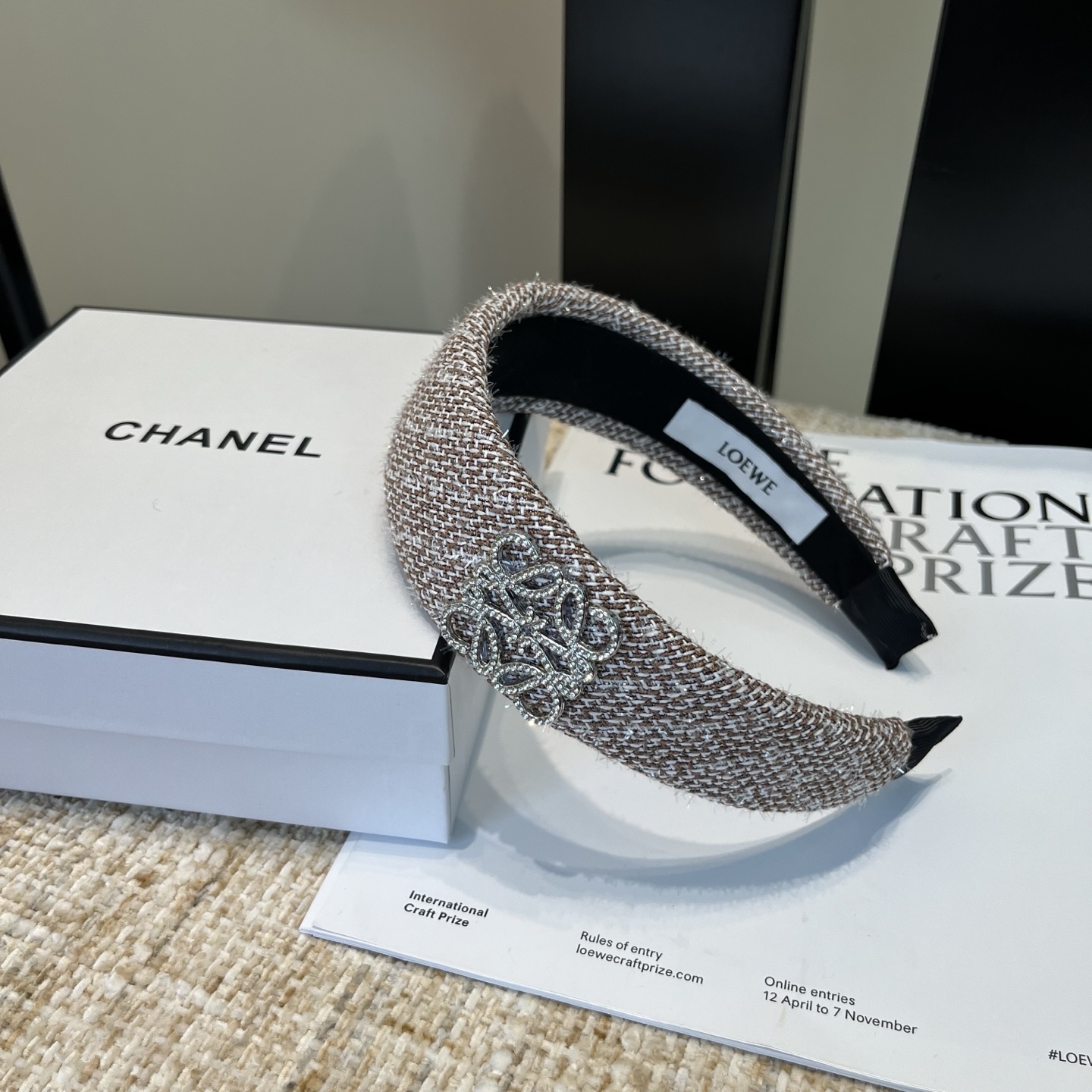 NO:555147,P Comes with packaging box Loewe's new hairband, fashionable, simple and elegant, a must-have item for everyone. Hairpins, hairpins, loewe, loewe, hairpins19860909P 配包装盒 Loewe(罗意威)新款发箍,时尚潮品,简单大方,人手必备单品发夹,发夹,loewe,loewe,hairpins,accessory