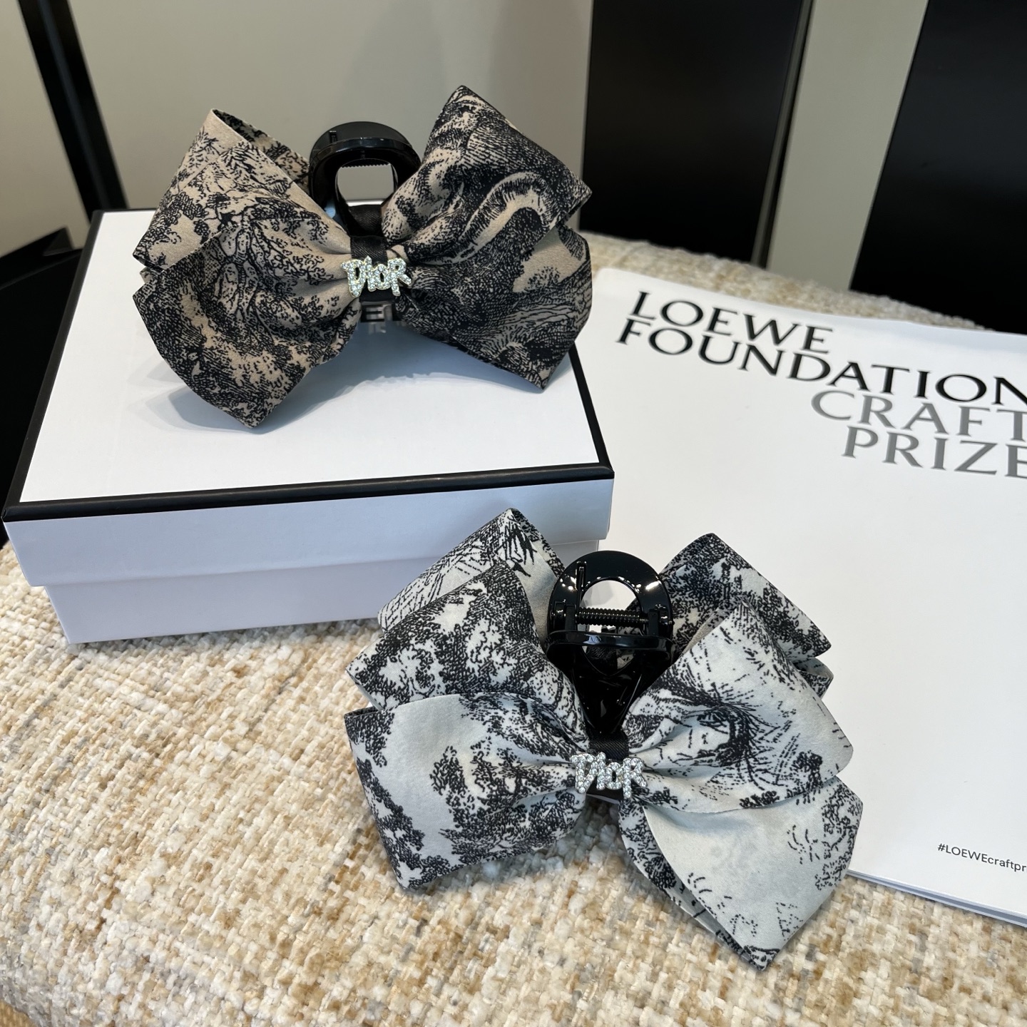 NO:555166,P Comes with packaging box Dior's new CD letter gripper, simple, practical and fashionable.  Very nice!  A must-have for little fairies...hairpins, hair clips, dior, dior, hairpins19860909P 配包装盒 Dior（迪奥）新款CD字母抓夹,简单实用 时尚潮流．非常好看！小仙女必备…发夹,发夹,dior,dior,hairpins,accessory