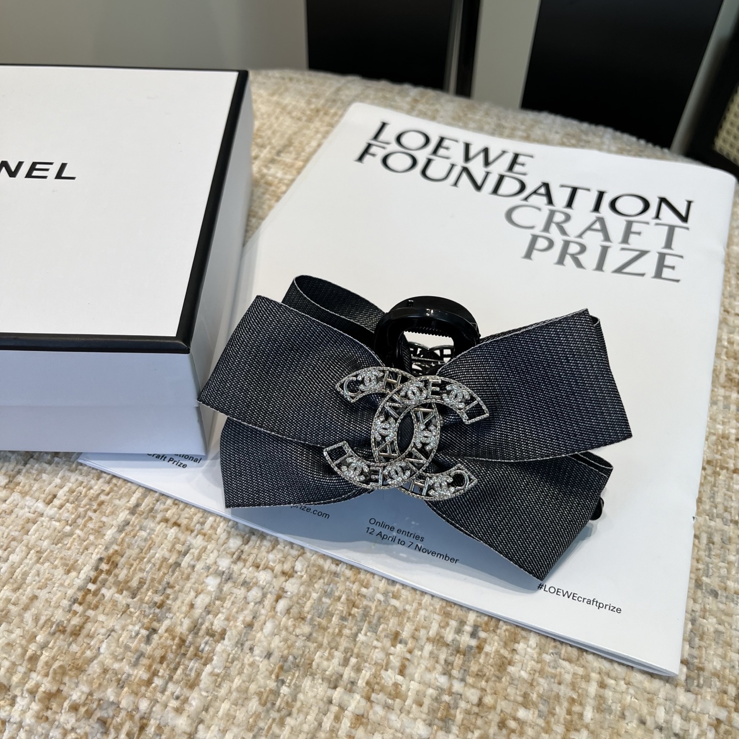 NO:555169,P Comes with a packaging box. Chanel’s latest small fragrance grabber, super pretty!  Full of celebrity style, a must-have for little fairies...hairpins, hairpins, chanel, chanel, hairpins19860909P 配包装盒 Chanel (香奈儿)最新款小香爆款抓夹,超级好看！名媛范儿十足,小仙女必备…发夹,发夹,chanel,chanel,hairpins,accessory