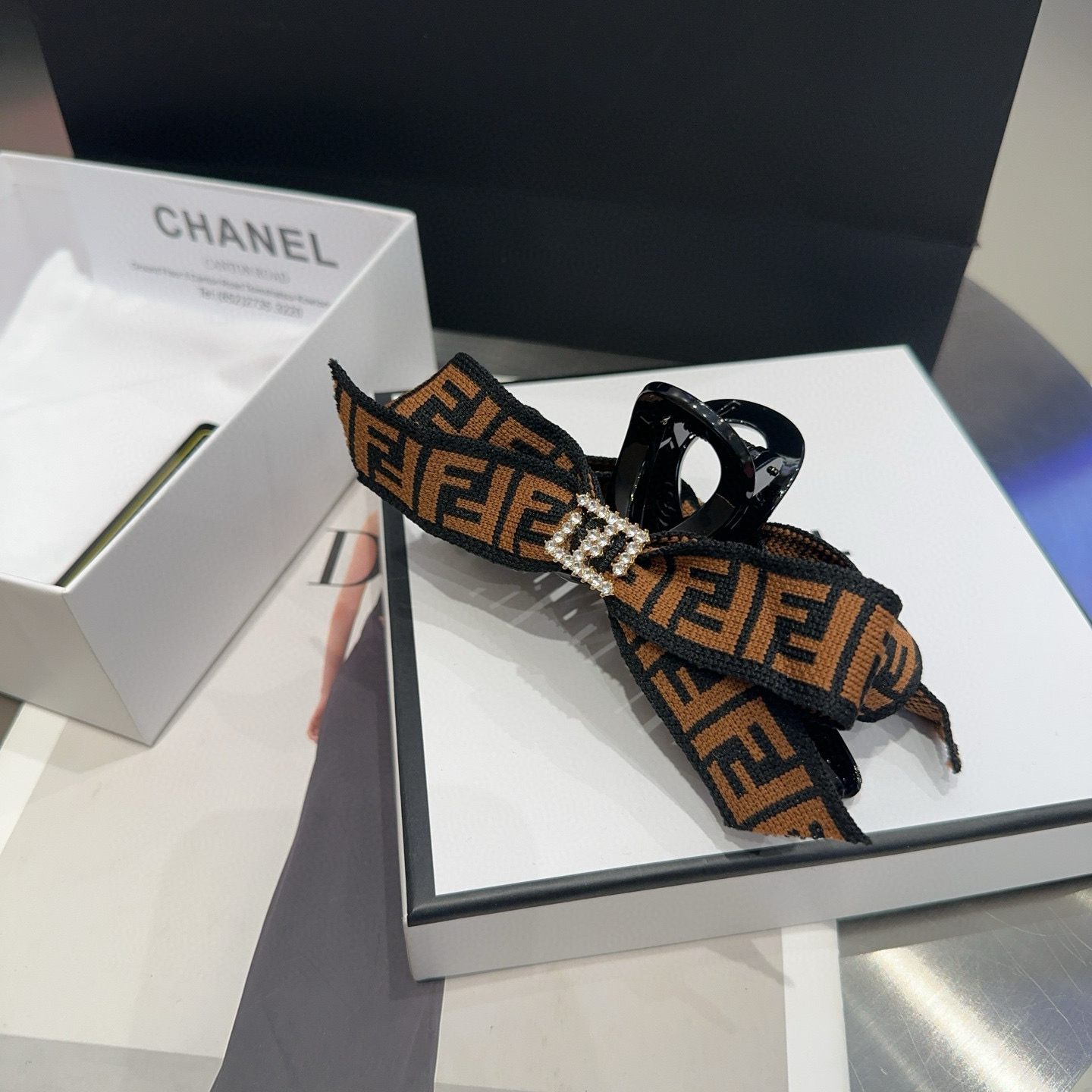 NO:586421,P Comes with a packaging box FENDI’s new F gripper, with a beautiful retro style, simple and versatile!  The young lady closed her eyes and entered... hairpins, hairpins, fendi, fendi, hairpins19860909P 配包装盒 FENDI（芬迪）新款F抓夹,复古气质美,简约百搭！小姐姐闭眼入…发夹,发夹,fendi,fendi,hairpins,accessory