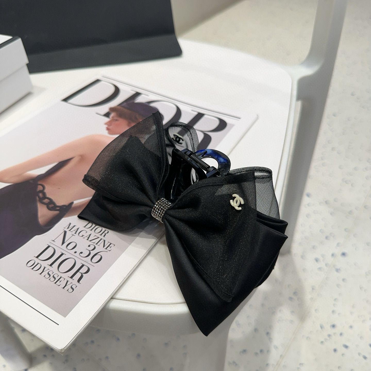 NO:586430,P Comes with a packaging box. Chanel’s latest small fragrance gripper, super pretty!  Full of celebrity style, a must-have for little fairies...hairpins, hairpins, chanel, chanel, hairpins19860909P 配包装盒 Chanel (香奈儿)最新款小香抓夹,超级好看！名媛范儿十足,小仙女必备…发夹,发夹,chanel,chanel,hairpins,accessory