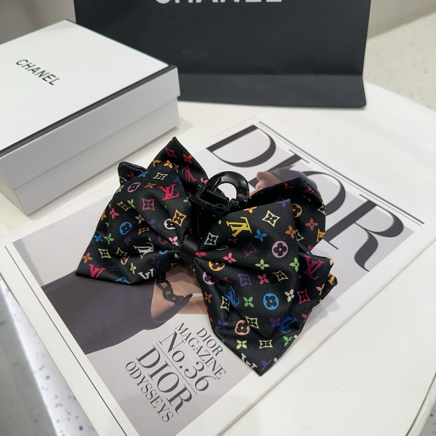 NO:586434,P Comes with a packaging box. Louis Vuitton's new product gripper, classic LV logo, simple and elegant, especially eye-catching!  Super popular small items hairpins, hairpins, louis vuitton, louis vuitton, louis vuitton, louis vuitton, louis vuitton, hairpins19860909P 配包装盒 Louis Vuitton (路易威登)驴家新品抓夹,经典LV标志,简单大气,特别吸睛！超火爆小单品发夹,发夹,louis vuitton,louis vuitton,louis vuitton,louis vuitton,louis vuitton,hairpins,accessory