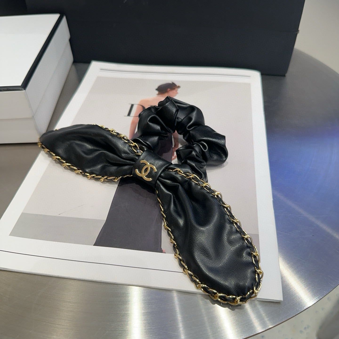 NO:586643,P Comes with a packaging box. Chanel's popular little scented hair tie, super pretty!  Full of celebrity style, a must-have for little fairies...hairpins, hairpins, chanel, chanel, hairpins19860909P 配包装盒 Chanel (香奈儿)爆款小香发圈,超级好看！名媛范儿十足,小仙女必备…发夹,发夹,chanel,chanel,hairpins,accessory