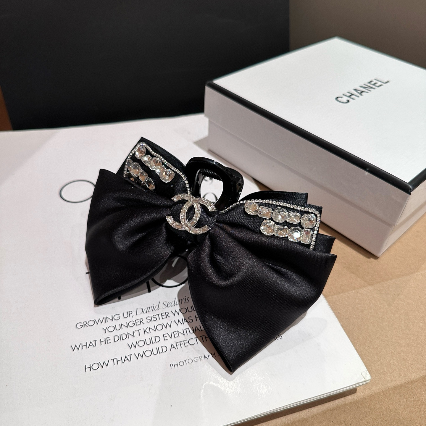NO:586396,P Comes with a packaging box. Chanel’s latest small fragrance gripper, super pretty!  Full of celebrity style, a must-have for little fairies...hairpins, hairpins, chanel, chanel, hairpins19860909P 配包装盒 Chanel (香奈儿)最新款小香抓夹,超级好看！名媛范儿十足,小仙女必备…发夹,发夹,chanel,chanel,hairpins,accessory