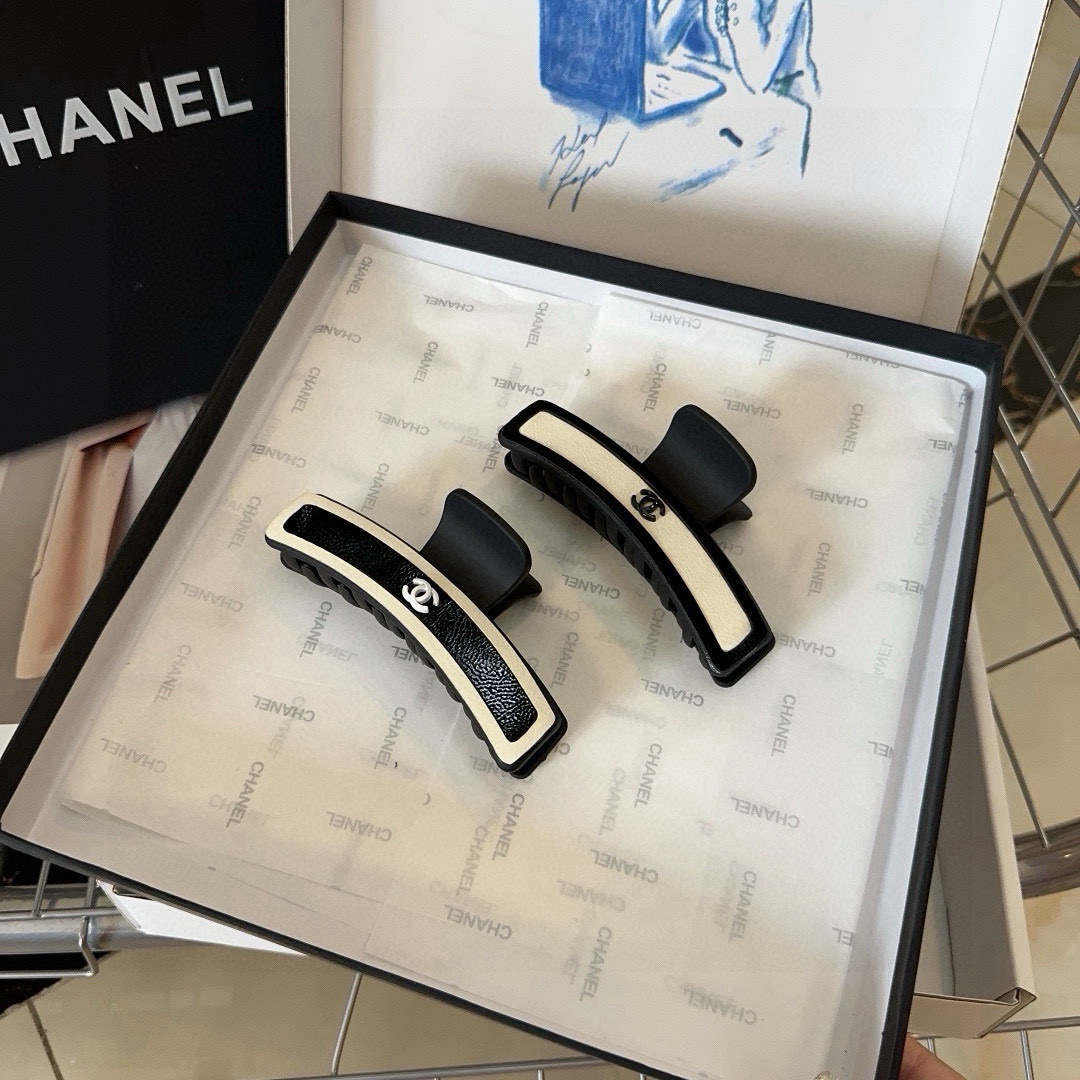NO:586408,P Comes with packaging box (single) Chanel's latest small fragrance gripper, simple and practical, fashionable and trendy!  A must-have for little fairies...hairpins, hair clips, chanel, chanel, hairpins19860909P 配包装盒（单个） Chanel (香奈儿)最新小香抓夹,简单实用,时尚潮流！小仙女必备…发夹,发夹,chanel,chanel,hairpins,accessory