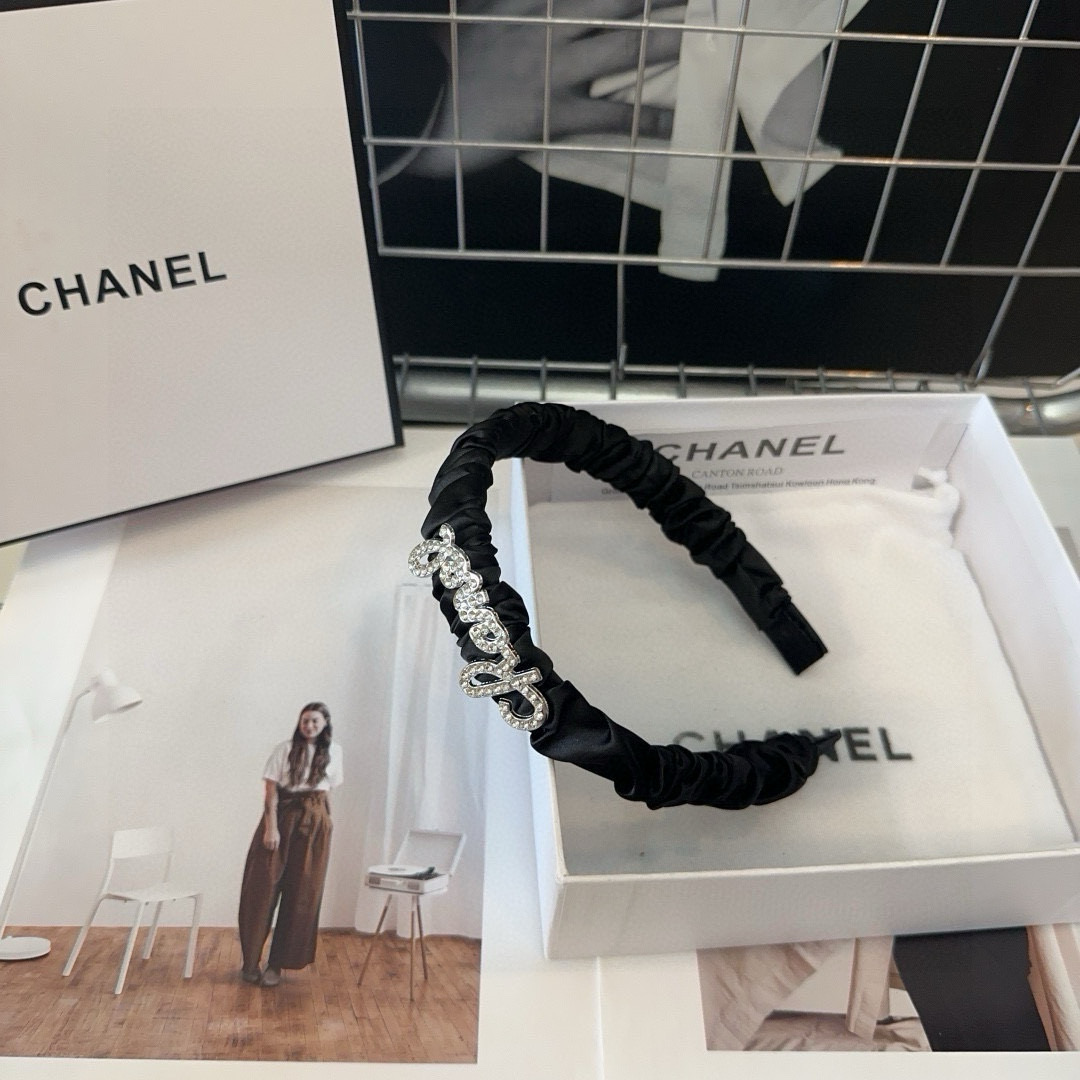 NO:586650,P Comes with a packaging box. Chanel’s latest small scented headband, super pretty!  Full of celebrity style, a must-have for little fairies...hairpins, hairpins, chanel, chanel, hairpins19860909P 配包装盒 Chanel (香奈儿)最新款小香发箍,超级好看！名媛范儿十足,小仙女必备…发夹,发夹,chanel,chanel,hairpins,accessory