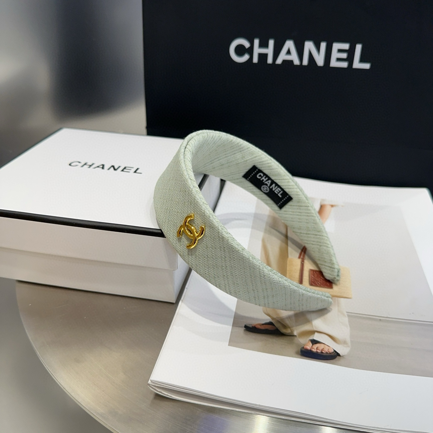 NO:586659,P Comes with a packaging box. Chanel's latest scented headband. Fresh for summer!  Simple and practical, fashionable and trendy. Very beautiful!  A must-have for little fairies...hairpins, hair clips, chanel, chanel, hairpins19860909P 配包装盒 Chanel (香奈儿)最新小香发箍.夏日小清新！简单实用,时尚潮流.非常好看！小仙女必备…发夹,发夹,chanel,chanel,hairpins,accessory