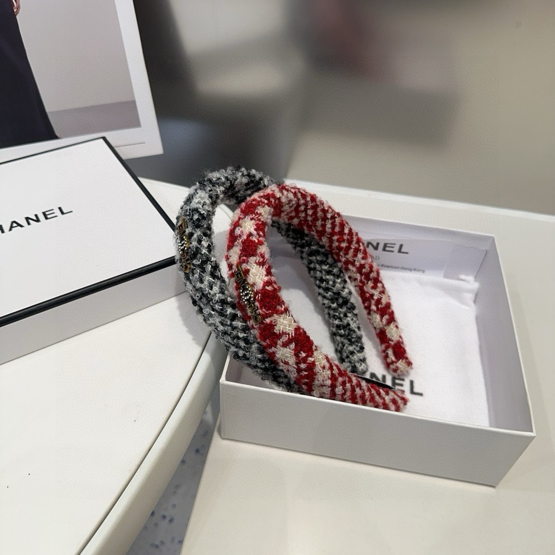 NO:586682,P Comes with a packaging box. Chanel's latest small scented headband, simple and practical, fashionable and trendy!  Very beautiful, a must-have for little fairies...hairpins, hairpins, chanel, chanel, hairpins19860909P 配包装盒 Chanel (香奈儿)最新小香发箍,简单实用,时尚潮流！非常好看,小仙女必备…发夹,发夹,chanel,chanel,hairpins,accessory