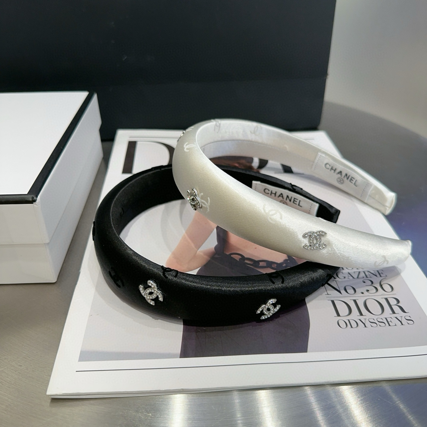 NO:586703,P Comes with a packaging box. Chanel’s latest small scented headband, super pretty!  Full of celebrity style, a must-have for little fairies...hairpins, hairpins, chanel, chanel, hairpins19860909P 配包装盒 Chanel (香奈儿)最新款小香发箍,超级好看！名媛范儿十足,小仙女必备…发夹,发夹,chanel,chanel,hairpins,accessory