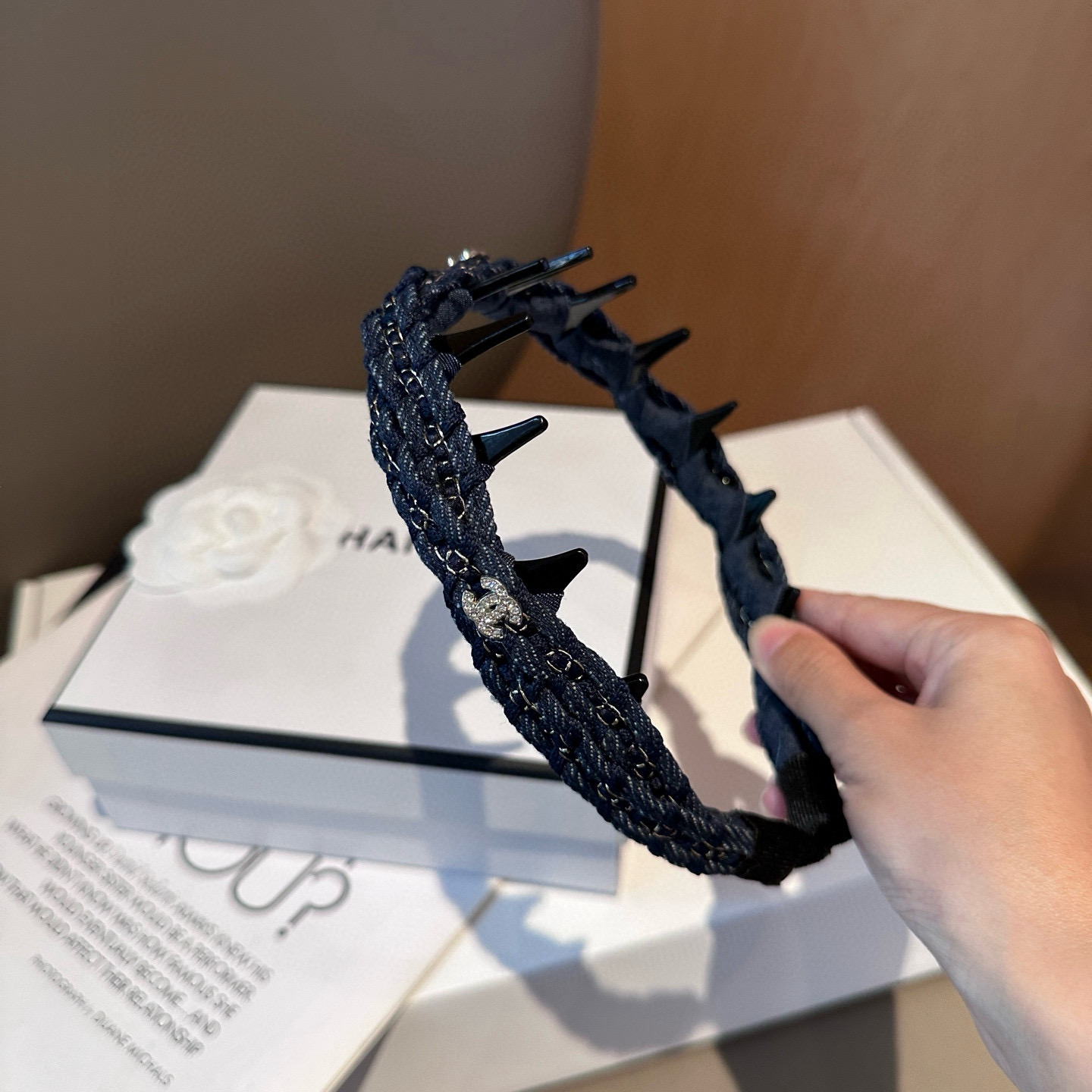 NO:586667,P Comes with a packaging box. Chanel's latest small scented headband. Simple and practical, fashionable and trendy. Very beautiful!  A must-have for little fairies...hairpins, hair clips, chanel, chanel, hairpins19860909P 配包装盒 Chanel (香奈儿)最新小香发箍.简单实用,时尚潮流.非常好看！小仙女必备…发夹,发夹,chanel,chanel,hairpins,accessory