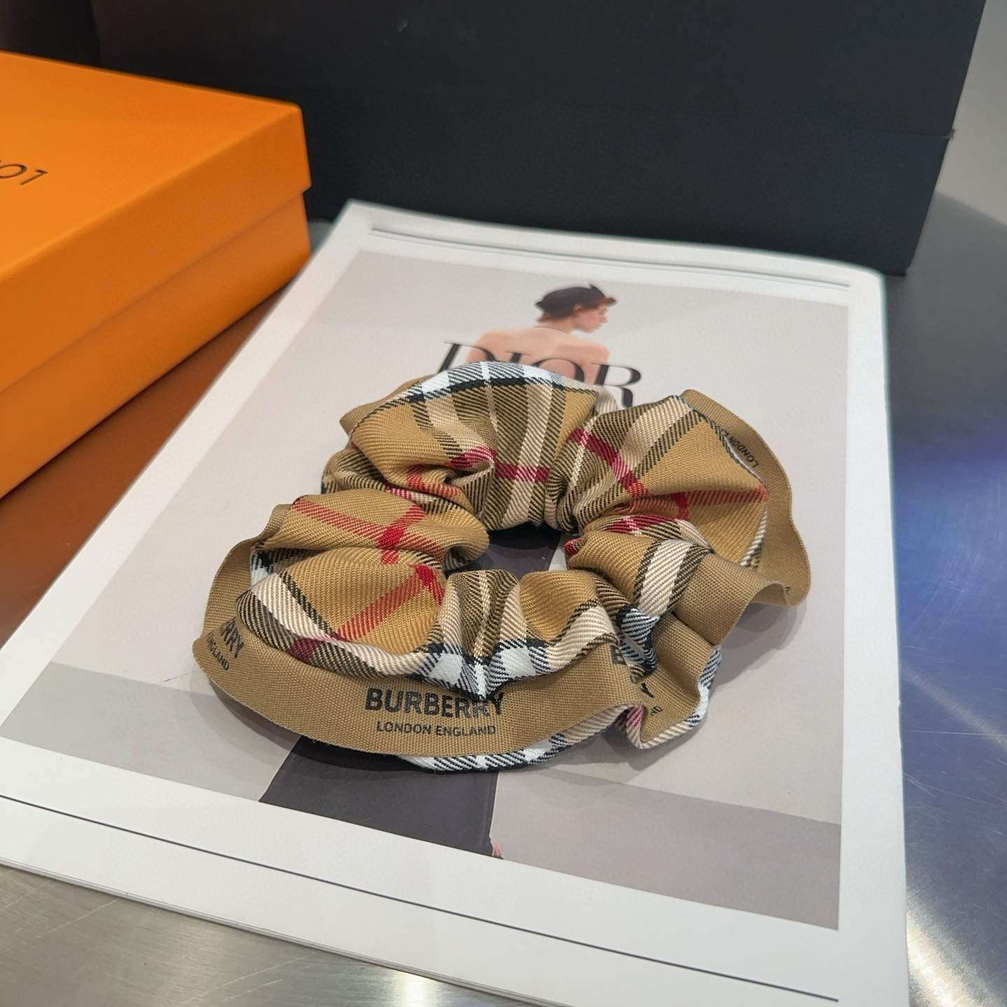 NO:586673,P with packaging box Burberry (Burberry) classic plaid hair tie, fashionable, practical and versatile, timeless hair clip, hair clip, burberry, burberry, hairpins19860909P 配包装盒 Burberry（巴宝莉）经典格子发圈,时尚潮流,实用百搭,永不过时发夹,发夹,burberry,burberry,hairpins,accessory