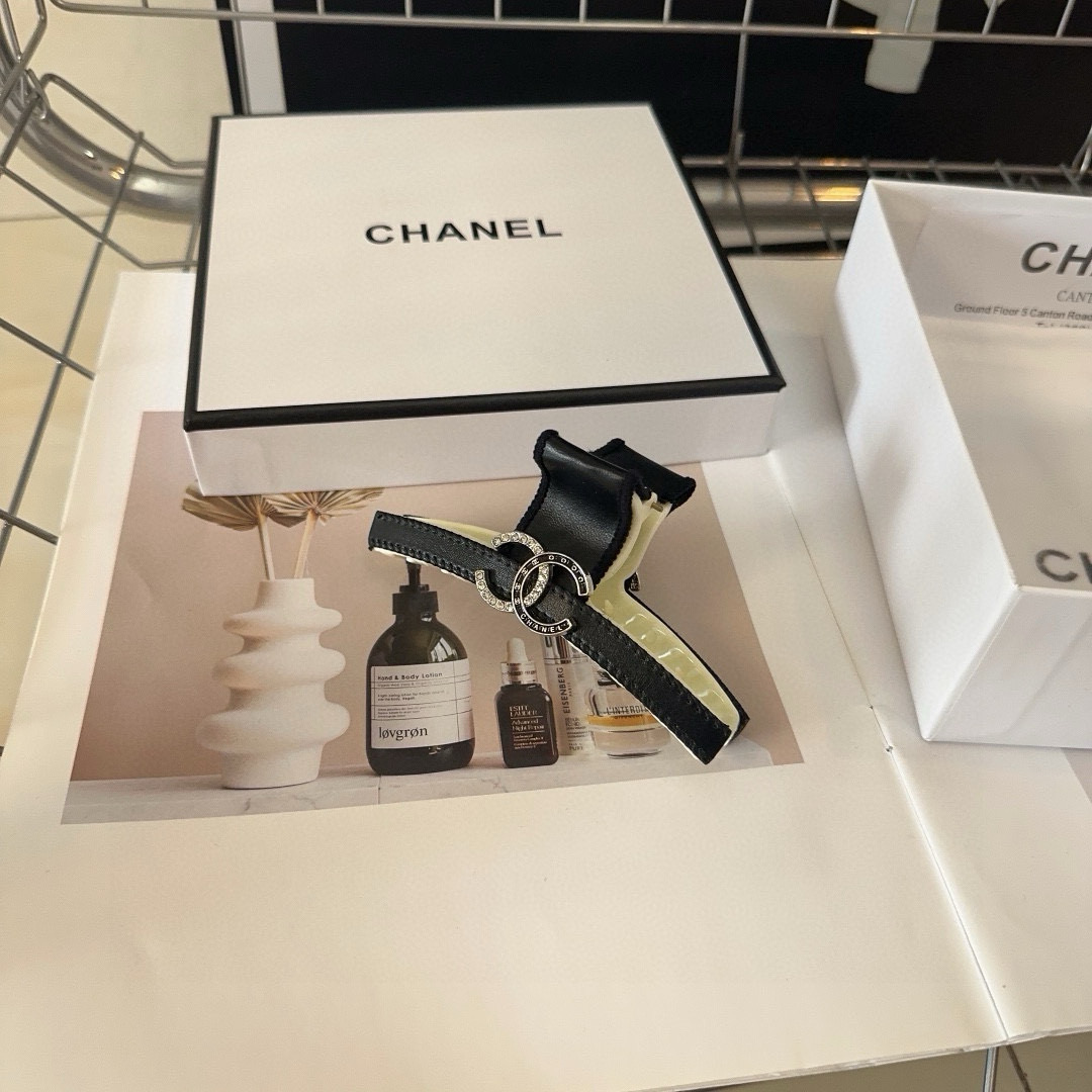 NO:586422,P with packaging box Chanel (Chanel) latest small fragrance gripper, simple and versatile, fashionable and trendy product. The little fairy closes her eyes and puts in the hairpin, hairpin, chanel, chanel, hairpins19860909P 配包装盒 Chanel（香奈儿）最新款小香抓夹,简单百搭,时尚潮品 小仙女闭眼入发夹,发夹,chanel,chanel,hairpins,accessory
