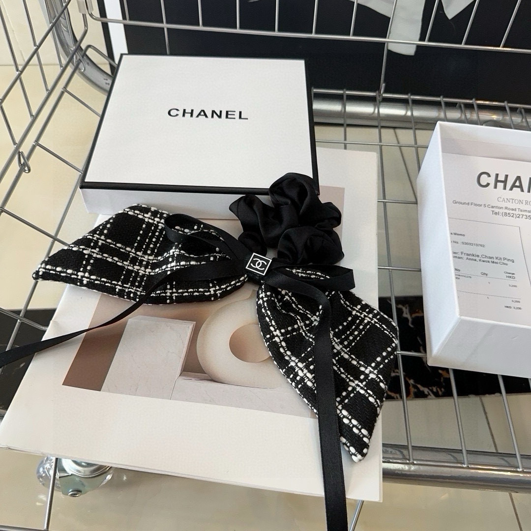 NO:586381,P Comes with a packaging box. Chanel’s latest small and popular style hair tie, super pretty!  Full of celebrity style, a must-have for little fairies...hairpins, hairpins, chanel, chanel, hairpins19860909P 配包装盒 Chanel (香奈儿)最新款小香爆款发圈,超级好看！名媛范儿十足,小仙女必备…发夹,发夹,chanel,chanel,hairpins,accessory
