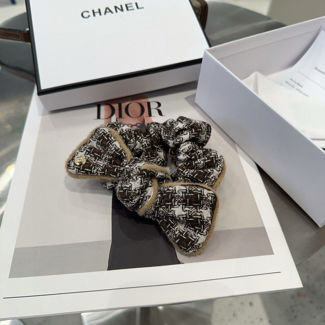 NO:586389,P Comes with a packaging box. Chanel's latest small and popular style hair tie, new for autumn and winter, super beautiful!  Full of celebrity style, a must-have for little fairies...hairpins, hairpins, chanel, chanel, hairpins19860909P 配包装盒 Chanel (香奈儿)最新款小香爆款发圈,秋冬新品,超级好看！名媛范儿十足,小仙女必备…发夹,发夹,chanel,chanel,hairpins,accessory