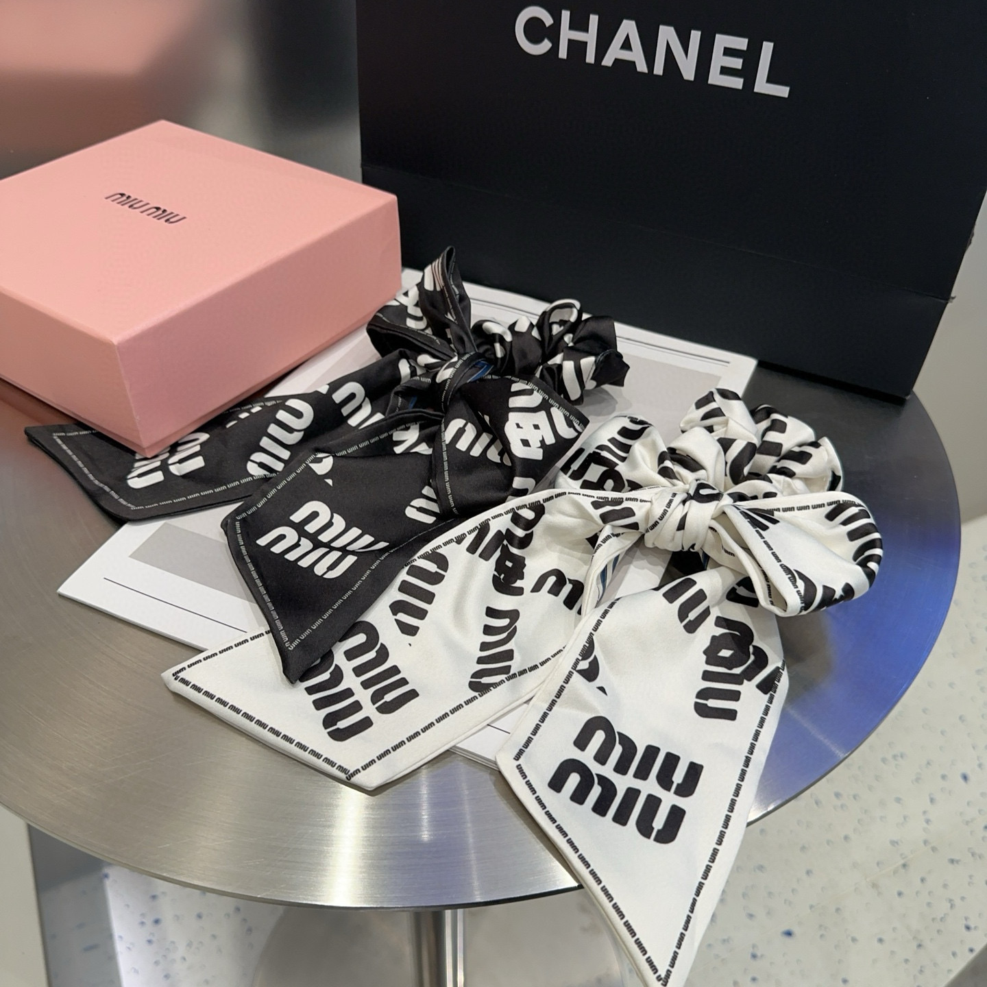 NO:586401,P Comes with packaging box miumiu's new letter hair tie, simple and elegant, practical and versatile, full of ladylike style!  Essential hairpins for little fairies, hairpins, miumiu, hairpins19860909P 配包装盒 miumiu新款字母发圈,简单优雅,实用百搭,名媛风范十足！小仙女必备发夹,发夹,miumiu,hairpins,accessory