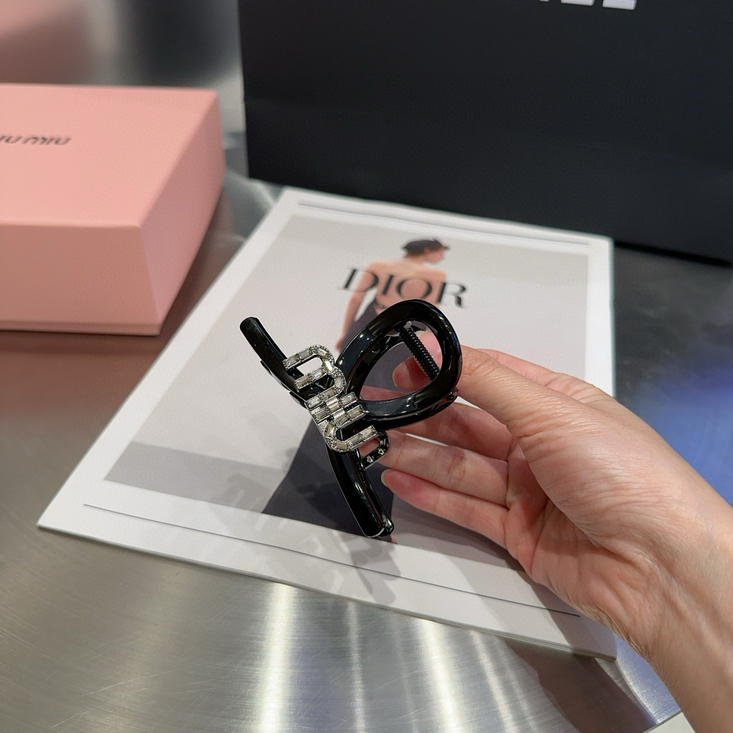 NO:586431,P Comes with packaging box miumiu's new letter eight-character gripper, simple and elegant, practical and versatile, very worth buying hairpins, hairpins, miumiu, hairpins19860909P 配包装盒 miumiu新款字母八字抓夹,简单优雅,实用百搭,非常值得入手发夹,发夹,miumiu,hairpins,accessory