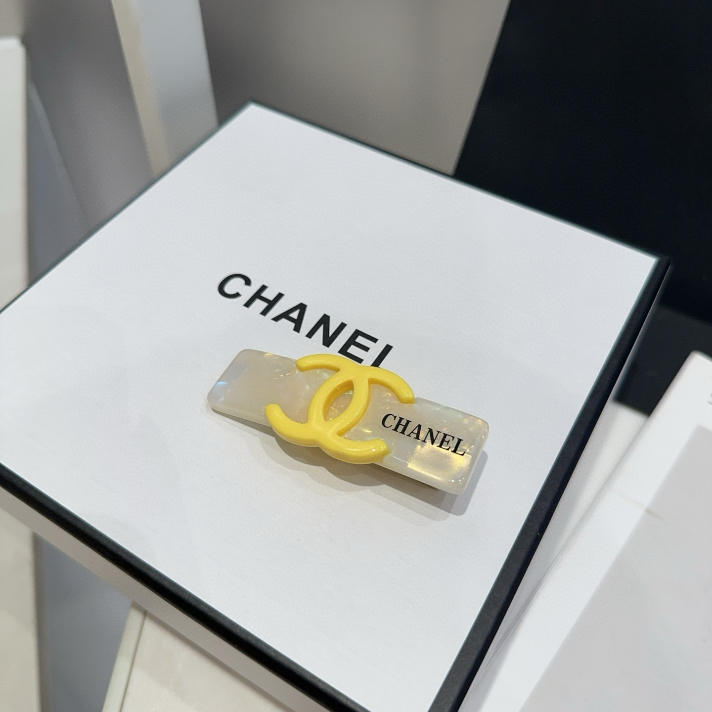NO:586433,P Comes with packaging box (single) Chanel's latest small fragrant duckbill clip, simple and practical, fashionable and trendy!  A must-have for little fairies...hairpins, hair clips, chanel, chanel, hairpins19860909P 配包装盒（单个） Chanel (香奈儿)最新小香鸭嘴夹,简单实用,时尚潮流！小仙女必备…发夹,发夹,chanel,chanel,hairpins,accessory