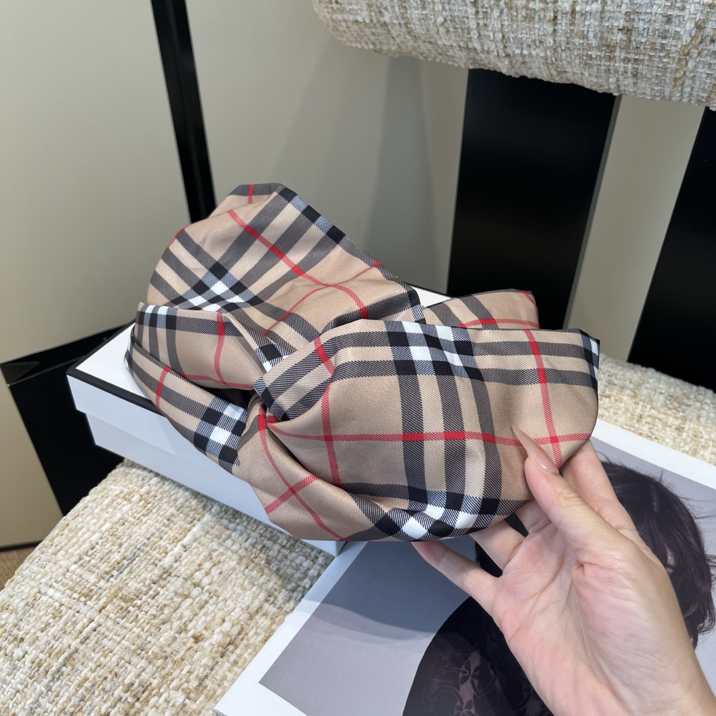 NO:586411,P with packaging box Burberry (Burberry) classic plaid headband, fashionable, practical and versatile, timeless hair clips, hair clips, burberry, burberry, hairpins19860909P 配包装盒 Burberry（巴宝莉）经典格子发带,时尚潮流,实用百搭,永不过时发夹,发夹,burberry,burberry,hairpins,accessory