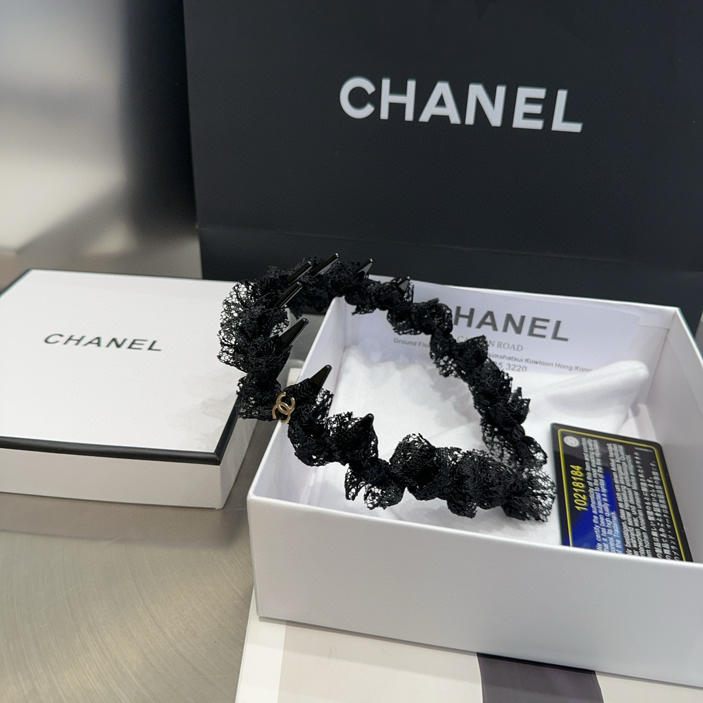 NO:640905,P Comes with a packaging box. Chanel's latest small scented headband, simple and practical, fashionable and trendy!  Very beautiful, a must-have for little fairies...hairpins, hairpins, chanel, chanel, hairpins19860909P 配包装盒 Chanel (香奈儿)最新小香发箍,简单实用,时尚潮流！非常好看,小仙女必备…发夹,发夹,chanel,chanel,hairpins,accessory