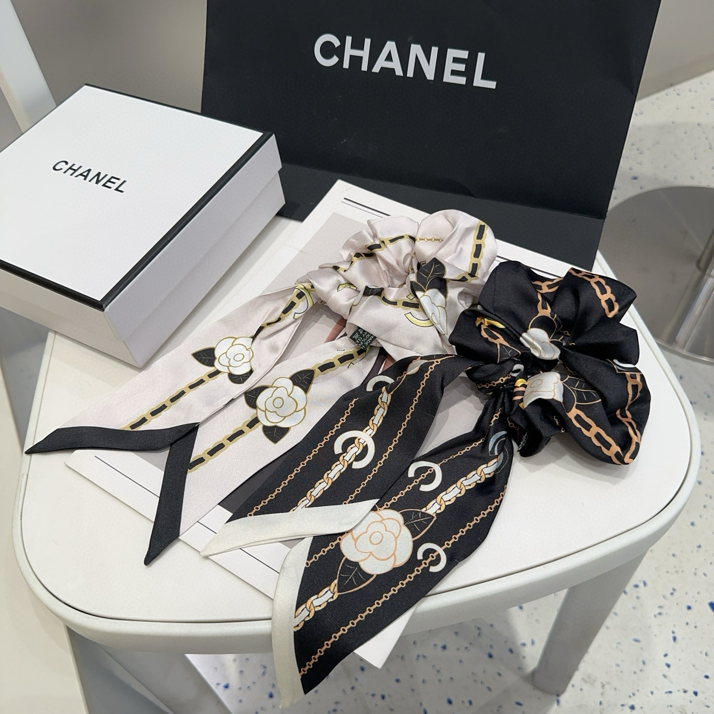 NO:640906,P Comes with packaging box CHANEL (Chanel) latest small fragrant camellia streamer hair tie, versatile and elegant, simple and practical!  Must-have hairpins for young ladies, hair clips, chanel, chanel, hairpins19860909P 配包装盒 CHANEL（香奈儿）最新款小香山茶花飘带发圈,百搭优雅,简单又实用！小姐姐必入单品发夹,发夹,chanel,chanel,hairpins,accessory