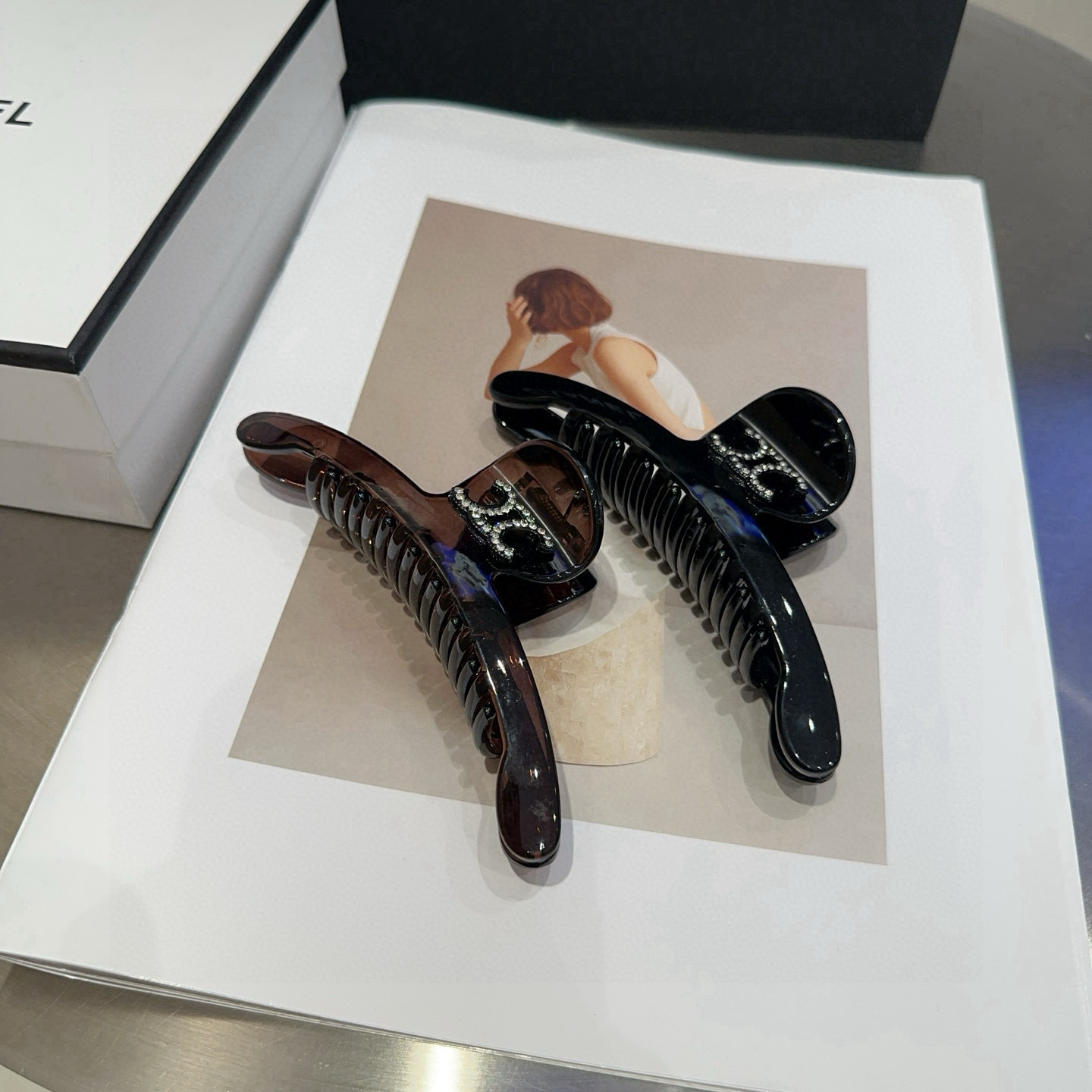 NO:640938,P Comes with packaging box CELINE Arc de Triomphe's new gripper, simple and elegant, fashionable and versatile!  Must-have hairpins for goddesses, hairpins, celine, celine, hairpins19860909P 配包装盒 CELINE（赛琳）凯旋门新款抓夹,简单大气,时尚百搭！女神必备单品发夹,发夹,celine,celine,hairpins,accessory