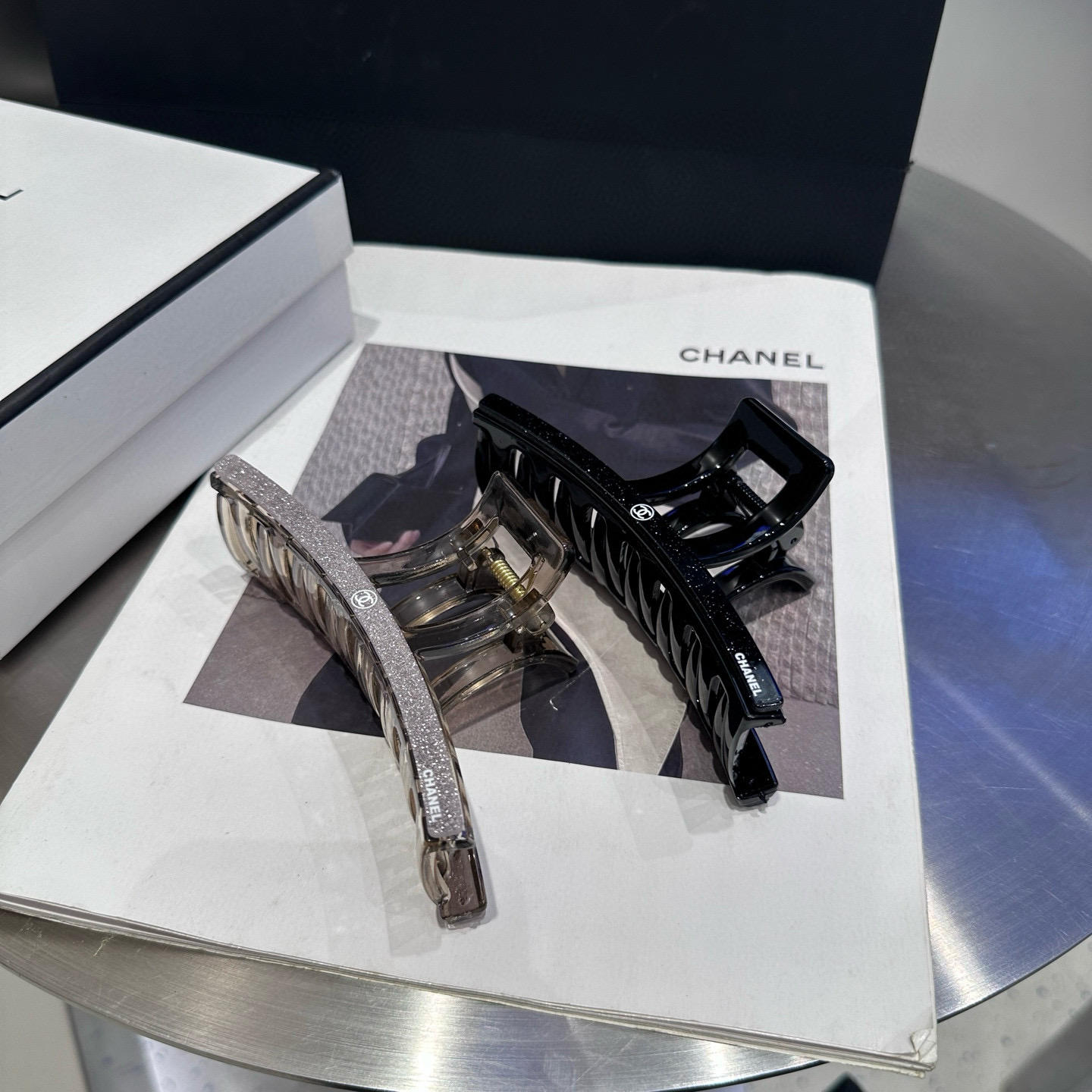 NO:640732,P Comes with packaging box Chanel's latest small fragrance gripper.  Super pretty!  Full of celebrity style, a must-have for little fairies...hairpins, hairpins, chanel, chanel, hairpins19860909P 配包装盒 Chanel (香奈儿)最新款小香抓夹．超级好看！名媛范儿十足,小仙女必备…发夹,发夹,chanel,chanel,hairpins,accessory