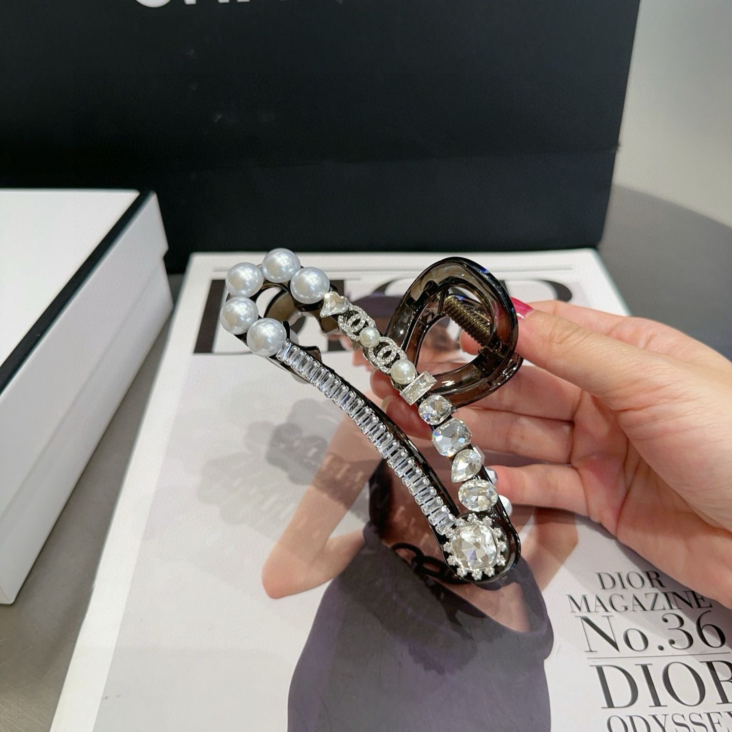 NO:640734,P Comes with a packaging box. Chanel's new small fragrance gripper has shiny little diamonds. It's so beautiful!  Goddess must wear hairpins, hairpins, chanel, chanel, hairpins19860909P 配包装盒 Chanel (香奈儿)新款小香抓夹闪亮的小钻石,实在太美了！女神必入哦发夹,发夹,chanel,chanel,hairpins,accessory