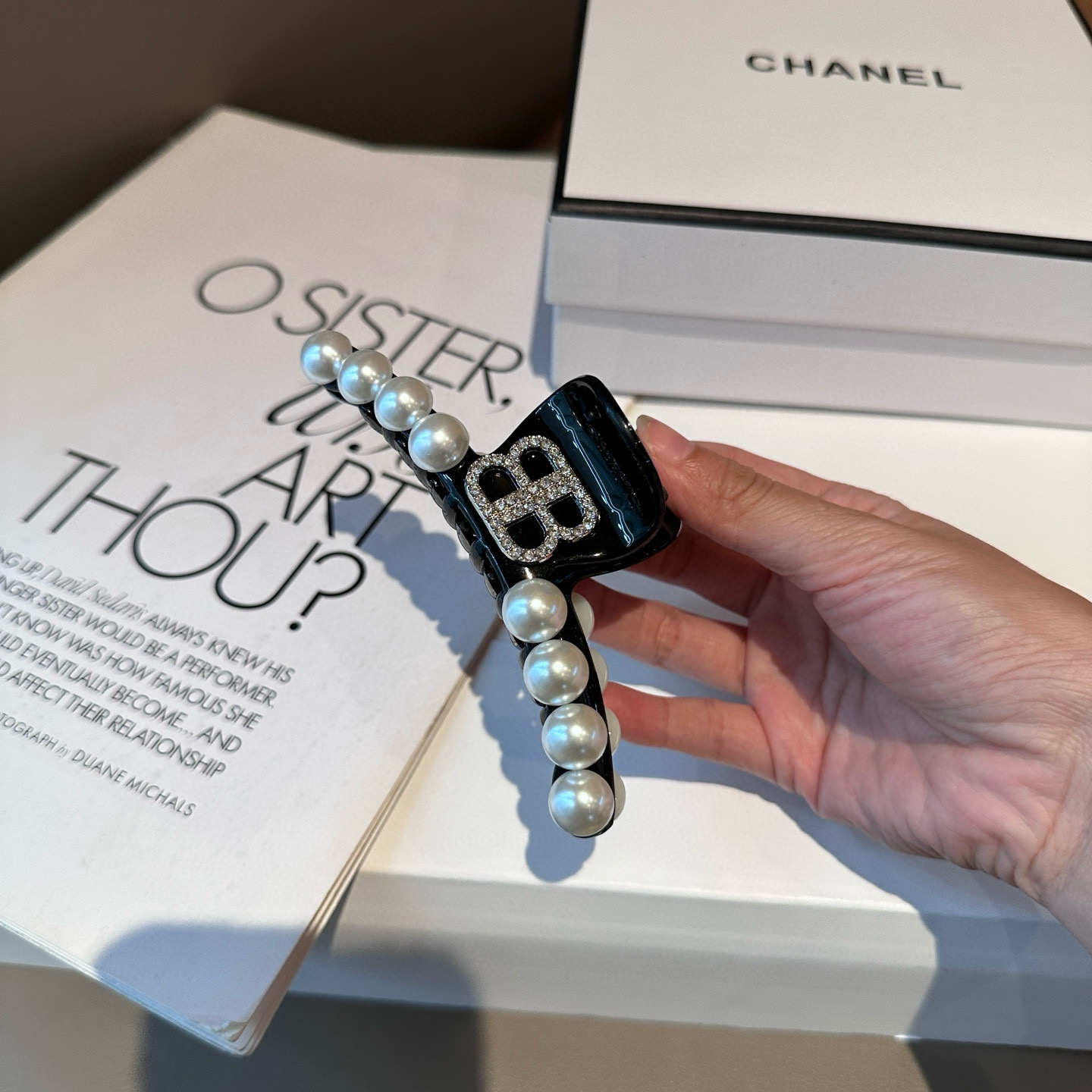 NO:640735,P Comes with a packaging box. Balenciaga Pearl Clip, a popular internet favorite, super beautiful and very practical!  A must-have for everyone ~ hairpins, hairpins, balenciaga, balenciaga, hairpins19860909P 配包装盒 Balenciaga（巴黎世家）珍珠抓夹,网红爆款,超级好看,非常实用！人手必备超好搭～发夹,发夹,balenciaga,balenciaga,hairpins,accessory