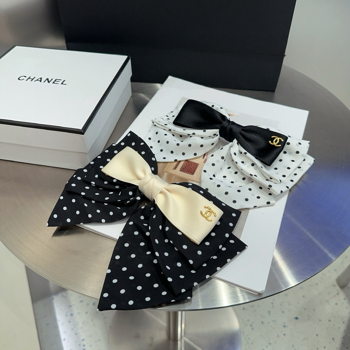 NO:640909,P Comes with a packaging box. Chanel's latest small shampoo dot spring hair clip, super pretty!  Full of celebrity style, a must-have for little fairies...hairpins, hairpins, chanel, chanel, hairpins19860909P 配包装盒 Chanel (香奈儿)最新款小香波点弹簧发夹,超级好看！名媛范儿十足,小仙女必备…发夹,发夹,chanel,chanel,hairpins,accessory