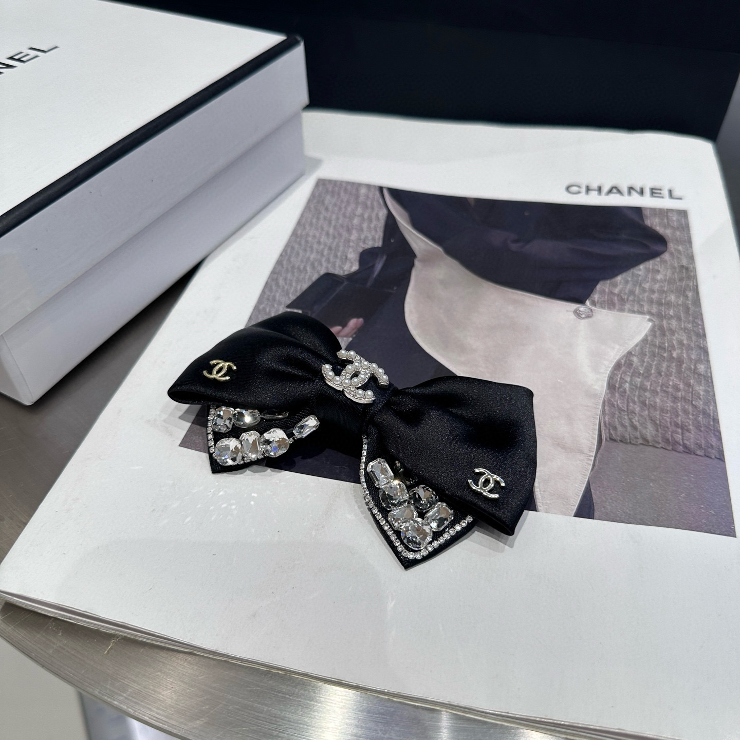 NO:640737,P Comes with a packaging box. Chanel's latest small and popular duckbill clip, a beautiful one!  A must-have for little fairies...hairpins, hair clips, chanel, chanel, hairpins19860909P 配包装盒 Chanel (香奈儿)最新小香爆款鸭嘴夹,绝美的一款！小仙女必备…发夹,发夹,chanel,chanel,hairpins,accessory