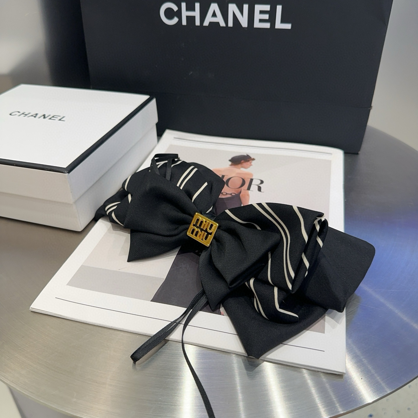 NO:640738,P Comes with packaging box miumiu's new letter spring top clip, simple and elegant, practical and versatile, full of ladylike temperament, a must-have hairpin for young ladies, hairpins, miumiu, hairpins19860909P 配包装盒 miumiu新款字母弹簧顶夹,简单优雅,实用百搭,淑女气质十足,小姐姐必备发夹,发夹,miumiu,hairpins,accessory