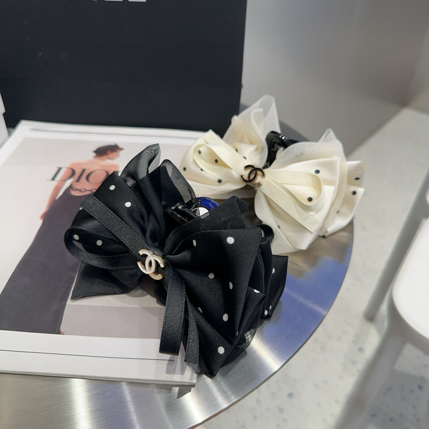 NO:640739,P Comes with a packaging box. Chanel’s latest small fragrance grabber, super pretty!  Full of celebrity style, a must-have for little fairies...hairpins, hairpins, chanel, chanel, hairpins19860909P 配包装盒 Chanel (香奈儿)最新款小香爆款抓夹,超级好看！名媛范儿十足,小仙女必备…发夹,发夹,chanel,chanel,hairpins,accessory