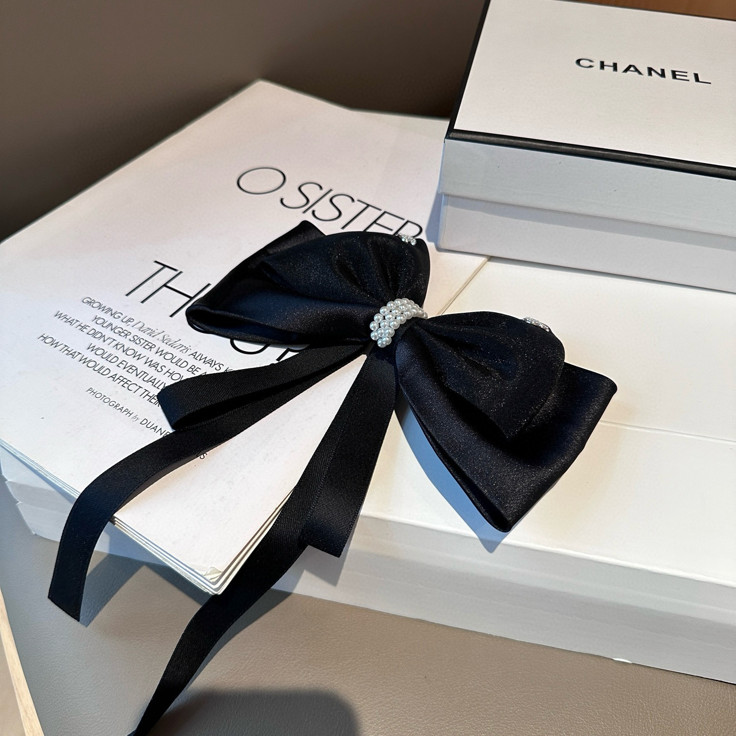 NO:640915,P Comes with a packaging box. Chanel's latest small scented spring hairpin, super pretty!  Full of celebrity style, a must-have for little fairies...hairpins, hairpins, chanel, chanel, hairpins19860909P 配包装盒 Chanel (香奈儿)最新款小香弹簧发夹,超级好看！名媛范儿十足,小仙女必备…发夹,发夹,chanel,chanel,hairpins,accessory