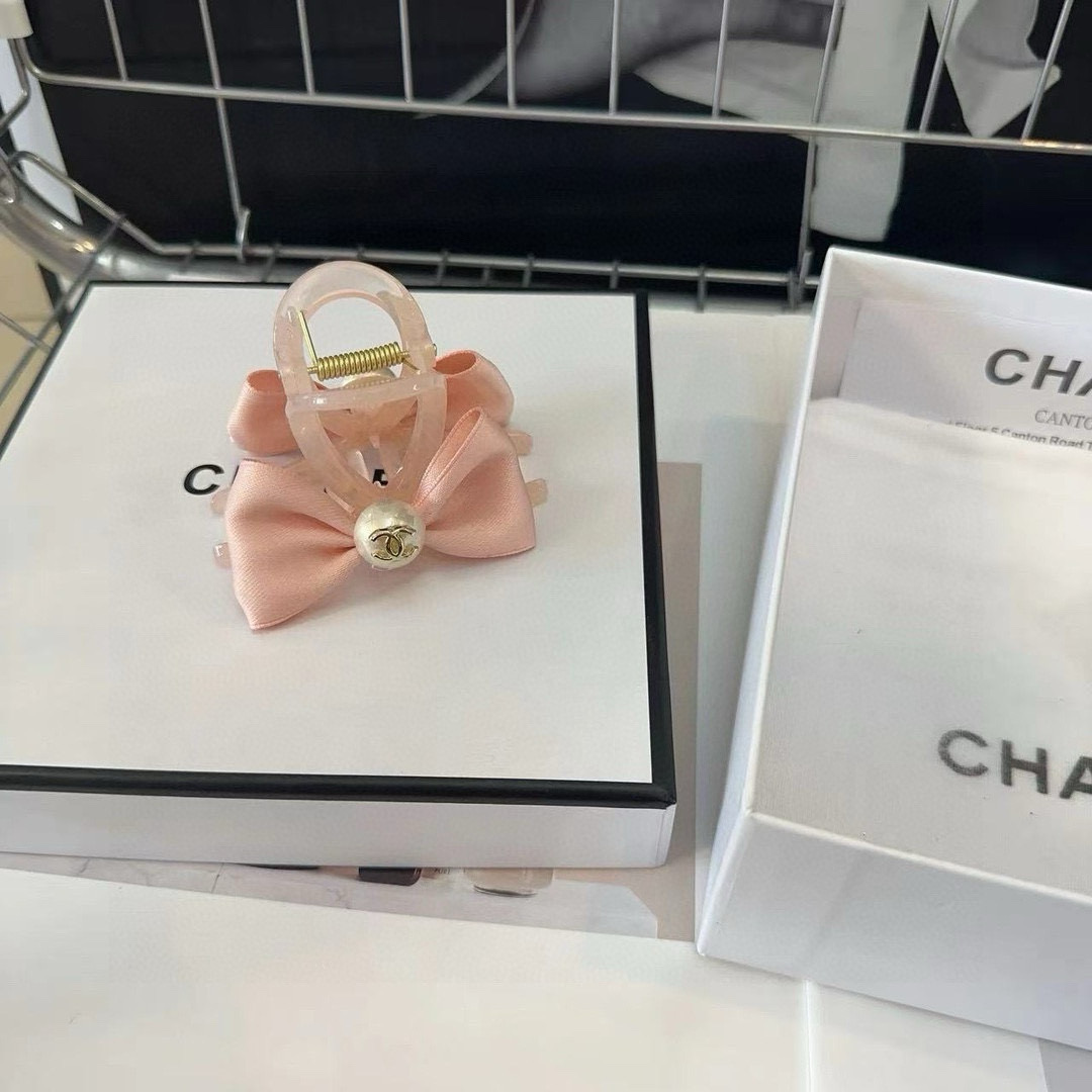 NO:640946,P Comes with a packaging box. Chanel's hottest new gripper, a refreshing summer touch!  Fashion items: The little fairy closes her eyes and puts in hairpins, hairpins, chanel, chanel, hairpins19860909P 配包装盒 Chanel（香奈儿）最火爆新款抓夹,夏日小清新！时尚潮品 小仙女闭眼入发夹,发夹,chanel,chanel,hairpins,accessory